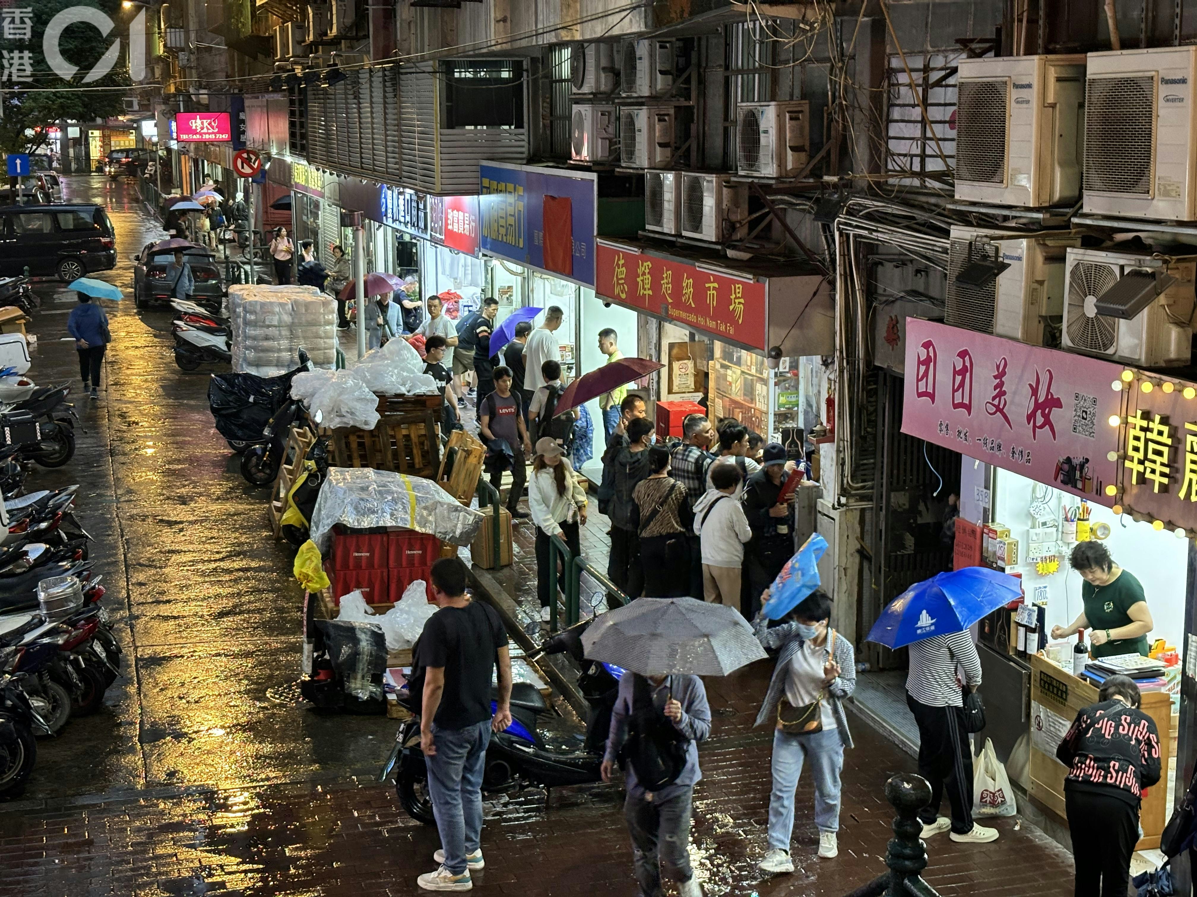 澳門關閘口岸附近的水貨街，明碼實價標明帶水貨能賺到的金額。（譚曉彤攝）