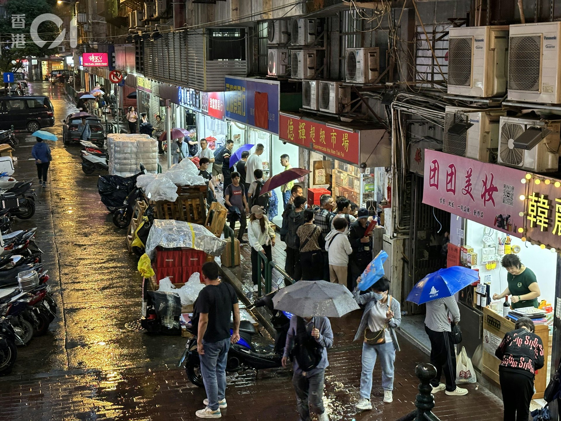 澳門關閘口岸附近的水貨街,明碼實價標明帶水貨能賺到的金額。(譚曉彤攝) 澳門關閘口岸附近的水貨街,明碼實價標明帶水貨能賺到的金額。(譚曉彤攝)