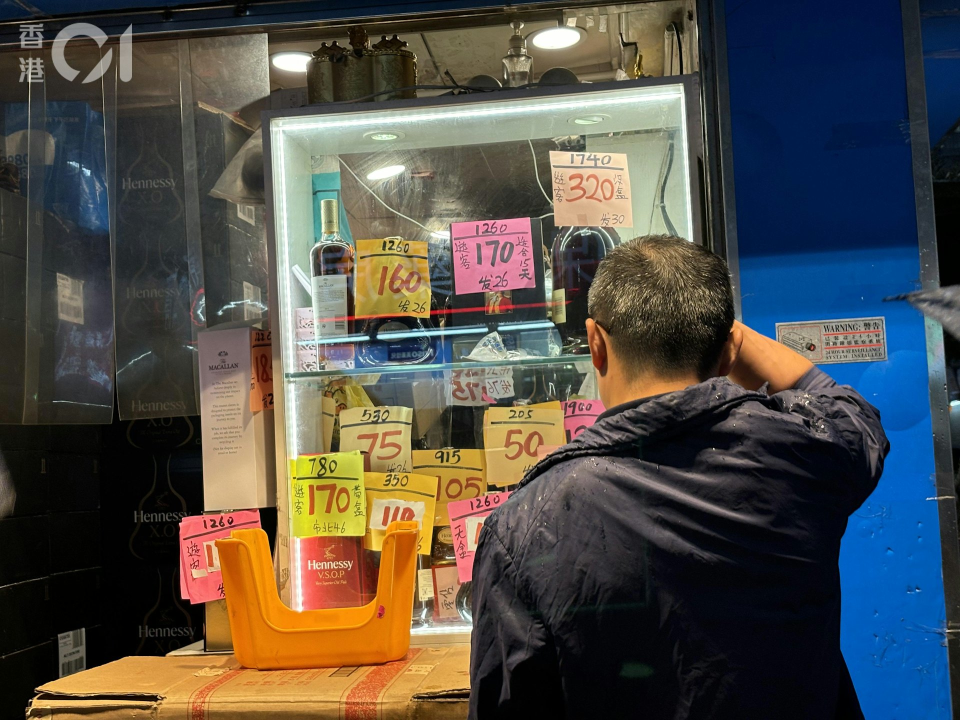 澳門關閘口岸附近的水貨街,明碼實價標明帶水貨能賺到的金額。(譚曉彤攝) 澳門關閘口岸附近的水貨街,明碼實價標明帶水貨能賺到的金額。(譚曉彤攝)
