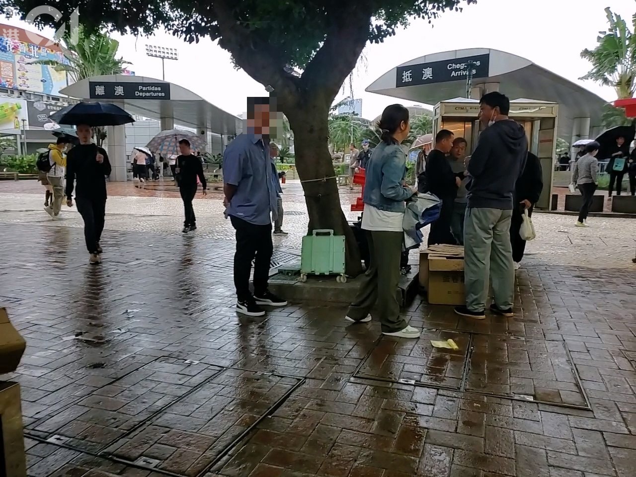 關閘口岸附近有人以300元人民幣酬勞，招攬路人帶酒、花膠及乾貨北上。（譚曉彤攝）