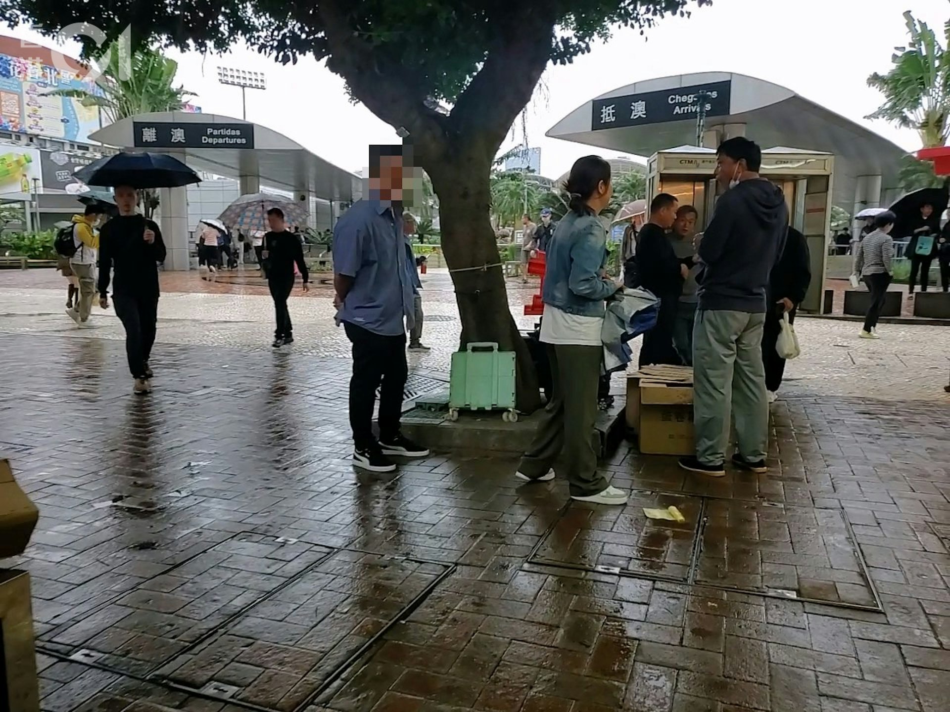 關閘口岸附近有人以300元人民幣酬勞,招攬路人帶酒、花膠及乾貨北上。(譚曉彤攝) 關閘口岸附近有人以300元人民幣酬勞,招攬路人帶酒、花膠及乾貨北上。(譚曉彤攝)