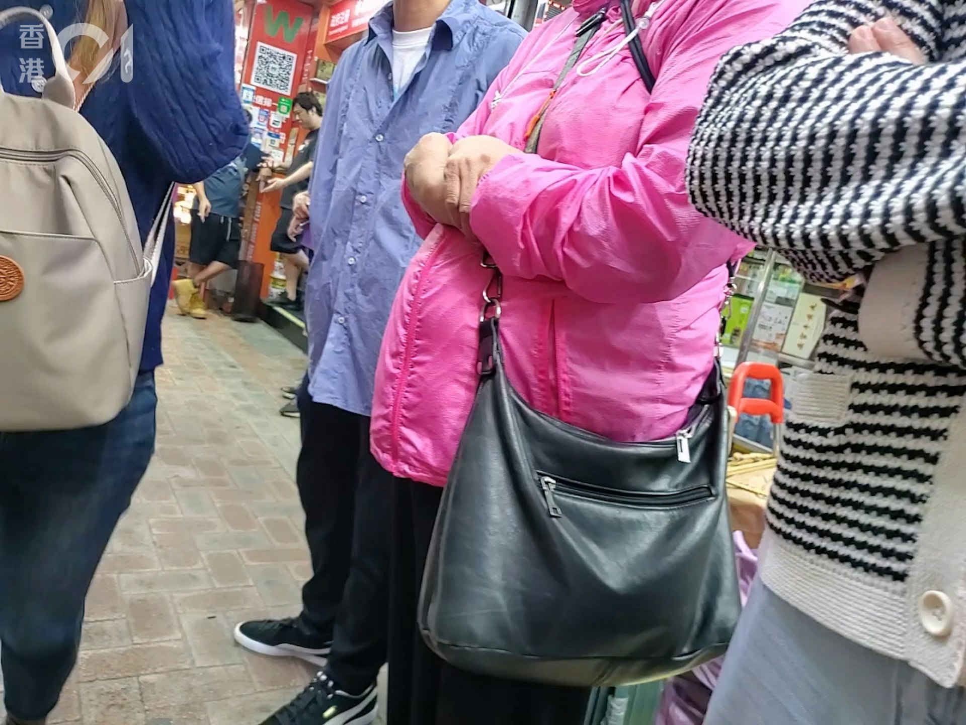 關閘口岸附近有人以300元人民幣酬勞,招攬路人帶酒、花膠及乾貨北上。(譚曉彤攝) 關閘口岸附近有人以300元人民幣酬勞,招攬路人帶酒、花膠及乾貨北上。(譚曉彤攝)