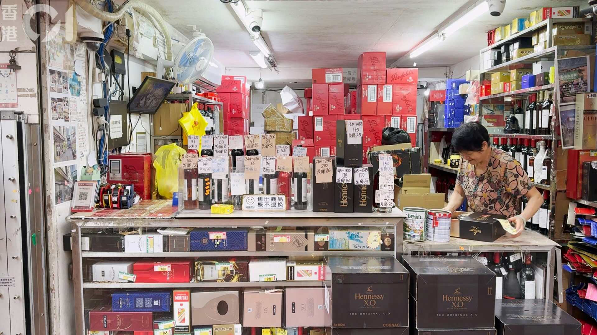 澳門水貨街「明碼實價」標明每件貨品走水貨的酬勞。（楊凱力攝）