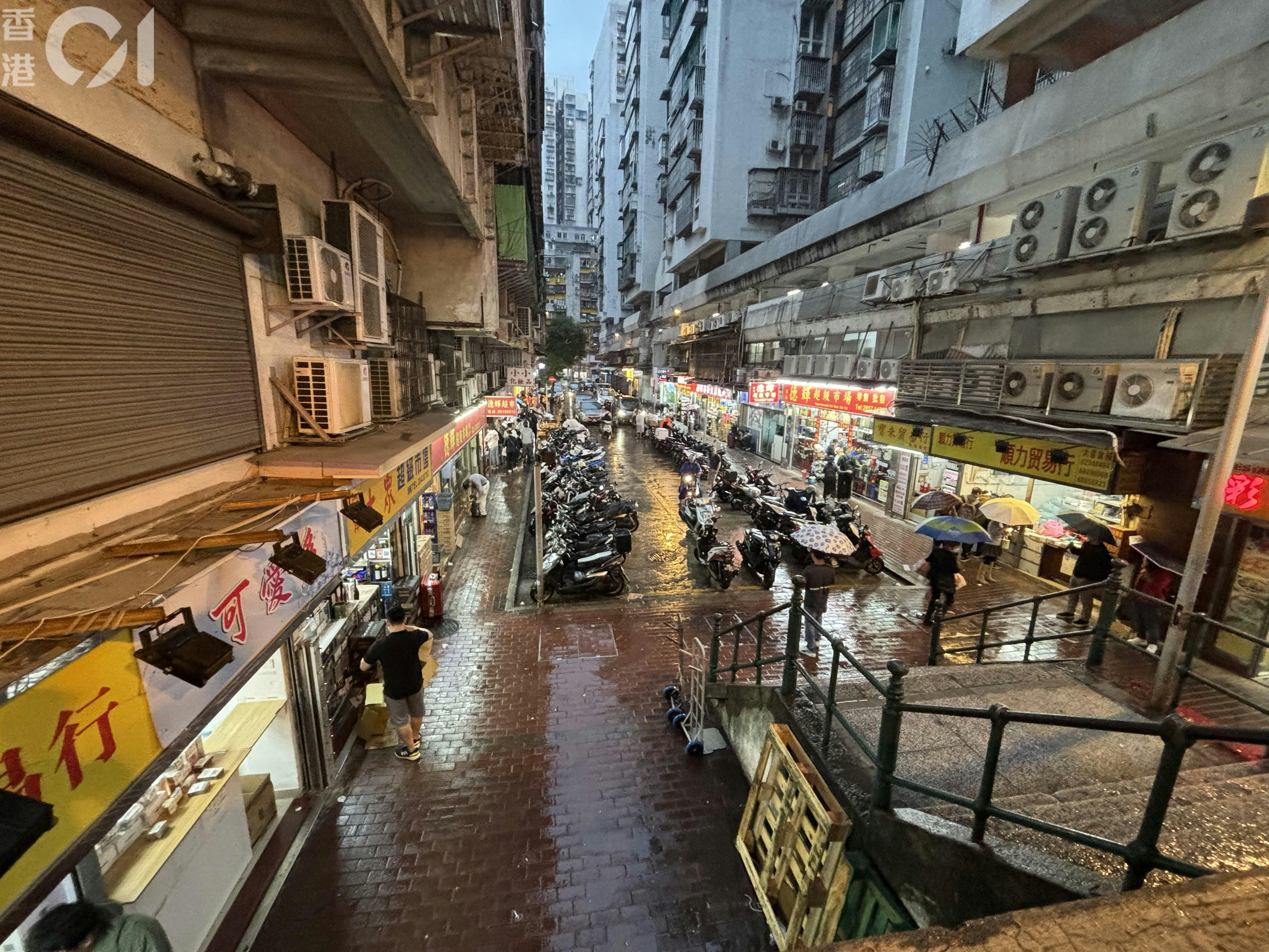 澳門水貨街「明碼實價」標明每件貨品走水貨的酬勞。（譚曉彤攝）