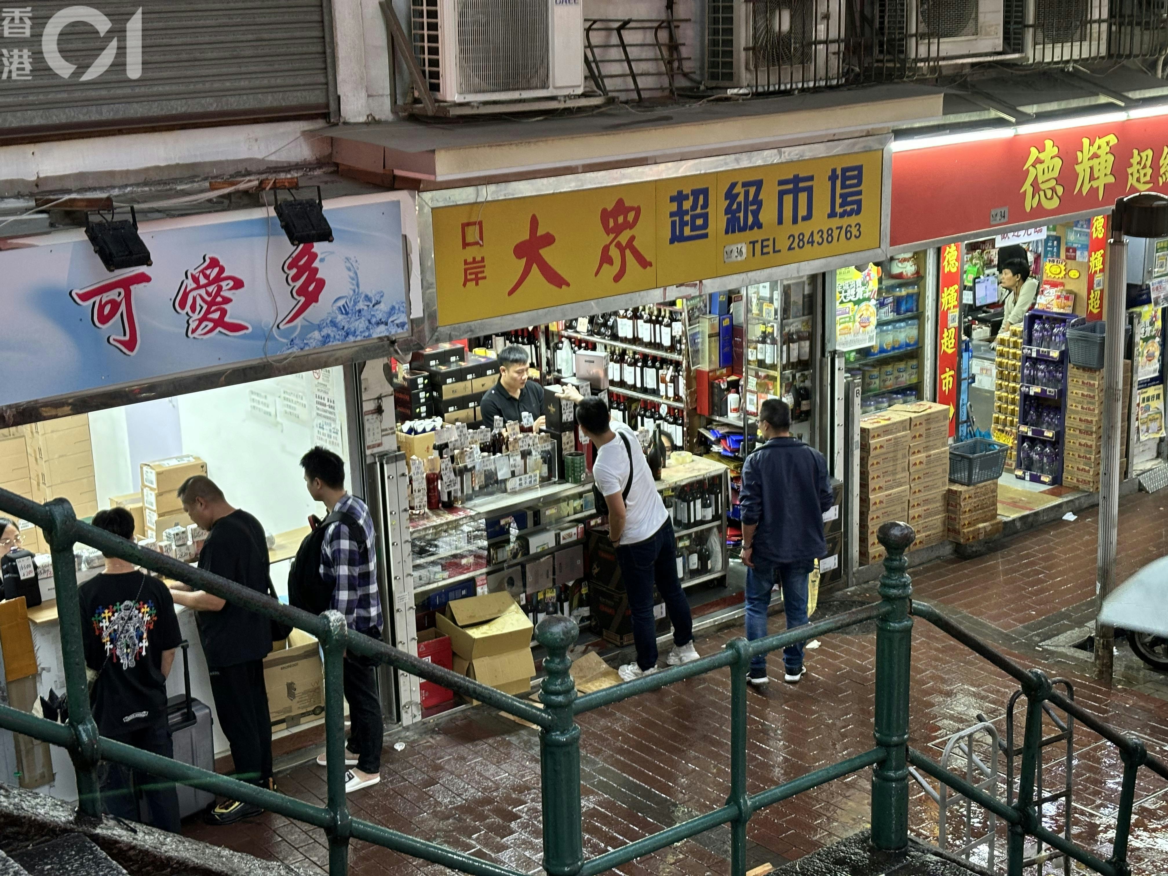 澳門水貨街「明碼實價」標明每件貨品走水貨的酬勞。（譚曉彤攝）