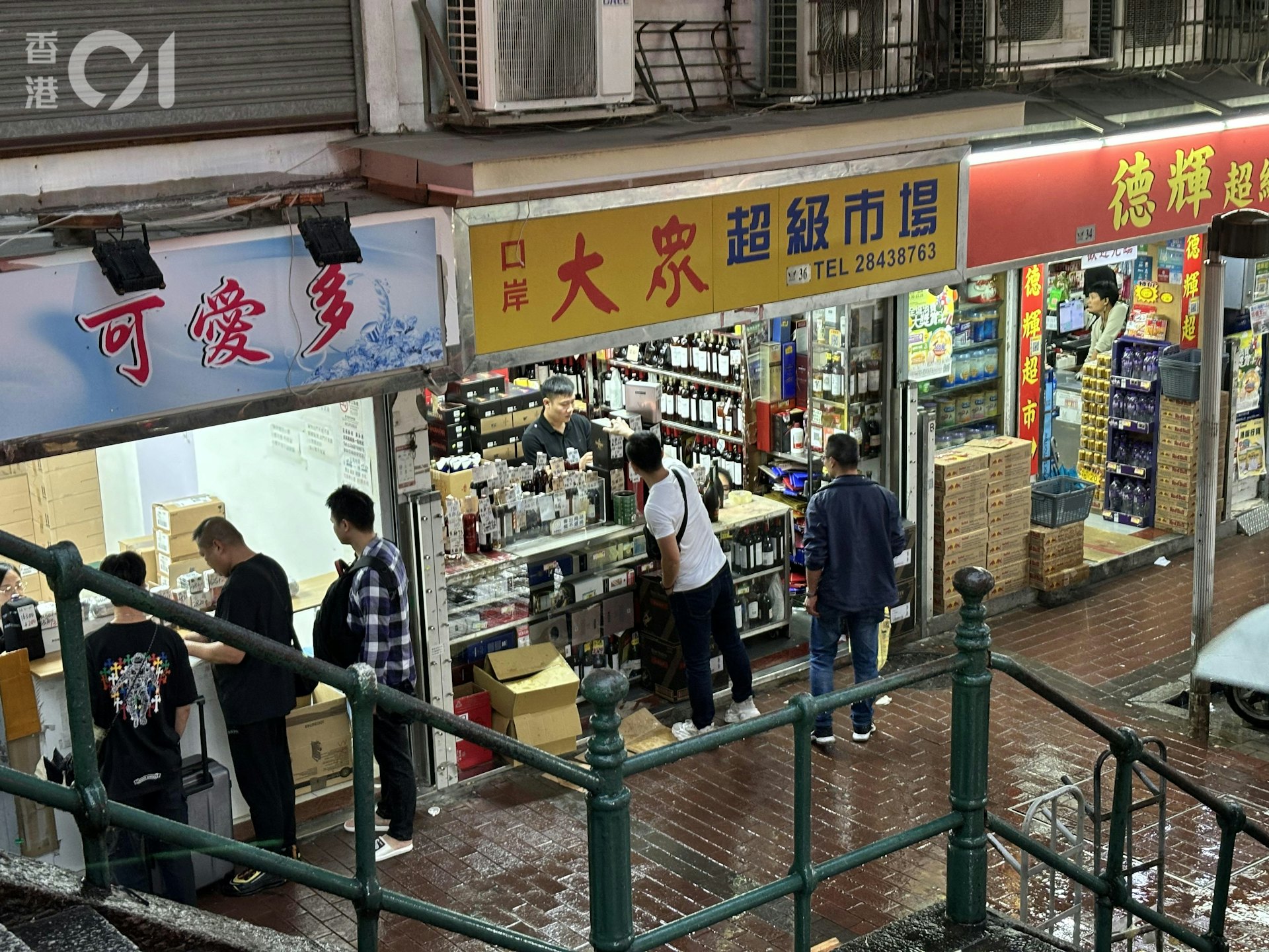 澳門水貨街「明碼實價」標明每件貨品走水貨的酬勞。(譚曉彤攝) 澳門水貨街「明碼實價」標明每件貨品走水貨的酬勞。(譚曉彤攝)