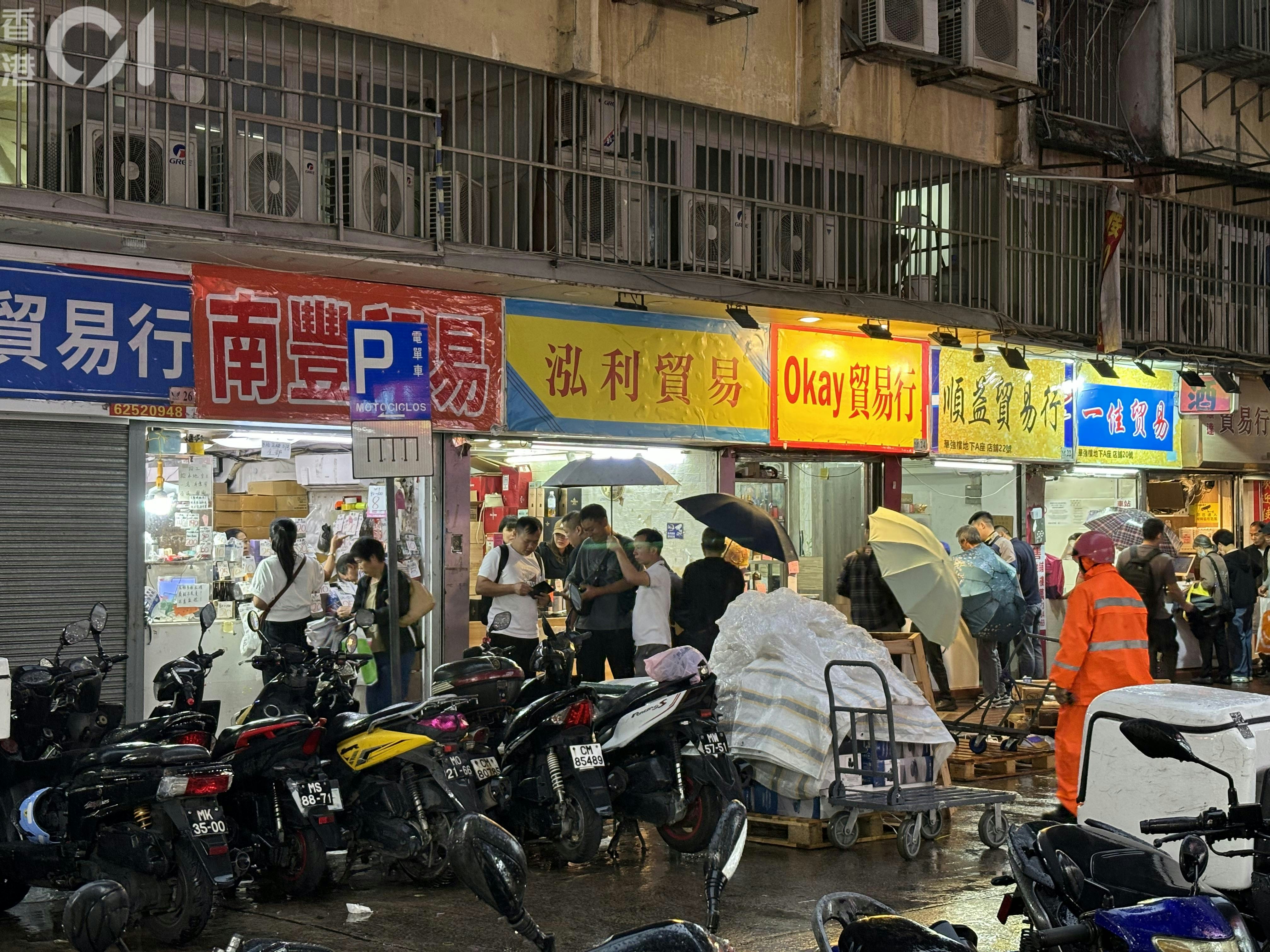 澳門水貨街「明碼實價」標明每件貨品走水貨的酬勞。（譚曉彤攝）