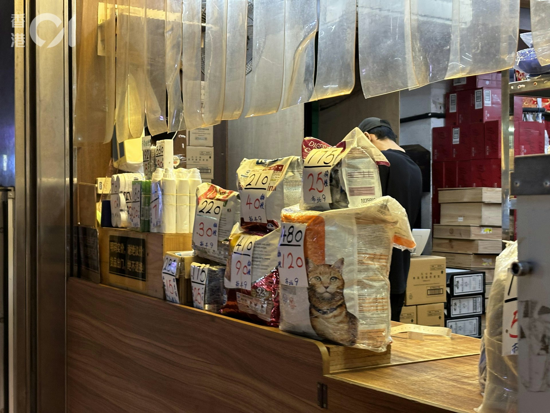 澳門水貨街「明碼實價」標明每件貨品走水貨的酬勞。(譚曉彤攝) 澳門水貨街「明碼實價」標明每件貨品走水貨的酬勞。(譚曉彤攝)