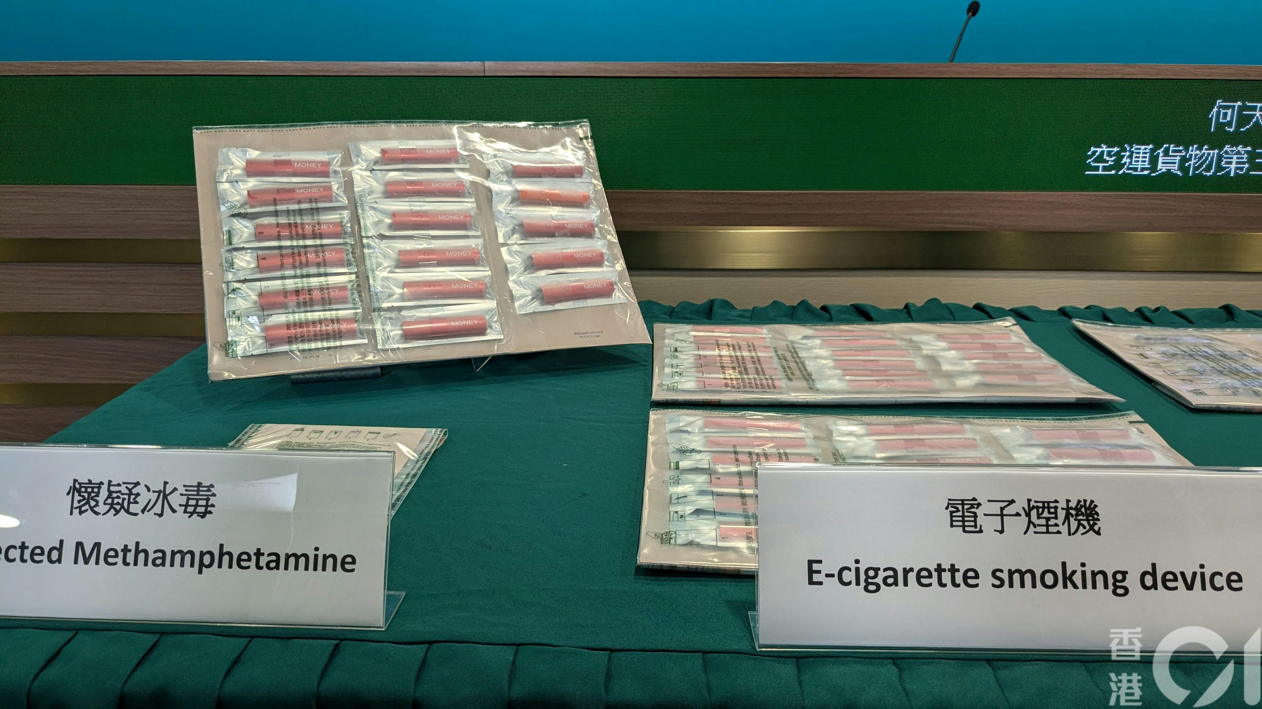行動中檢獲的冰毒及電子煙機。(黃偉民攝) 行動中檢獲的冰毒及電子煙機。(黃偉民攝)