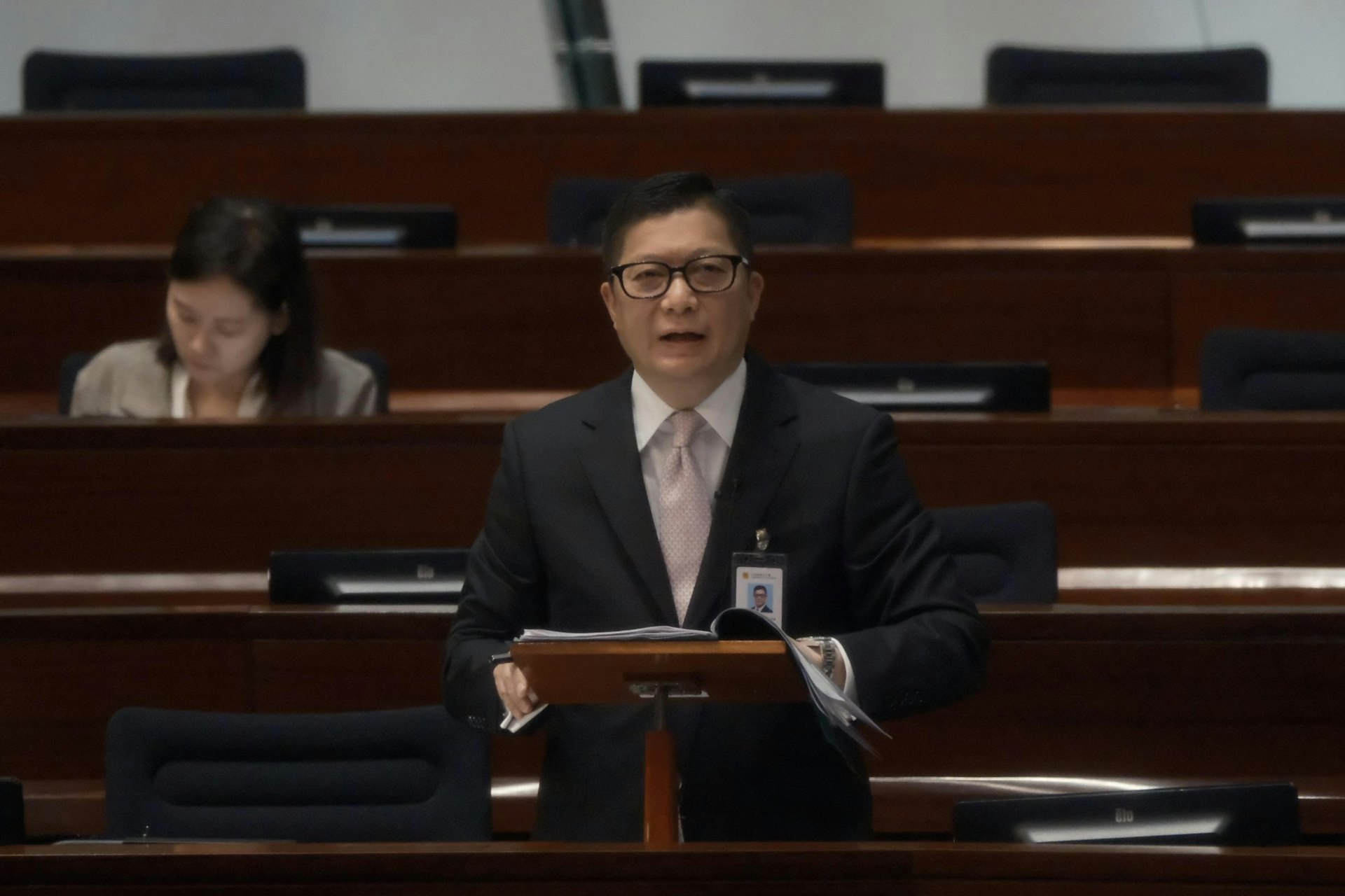 11月27日,保安局局長鄧炳強出席立法會會議。(盧翊銘攝) 11月27日,保安局局長鄧炳強出席立法會會議。(盧翊銘攝)