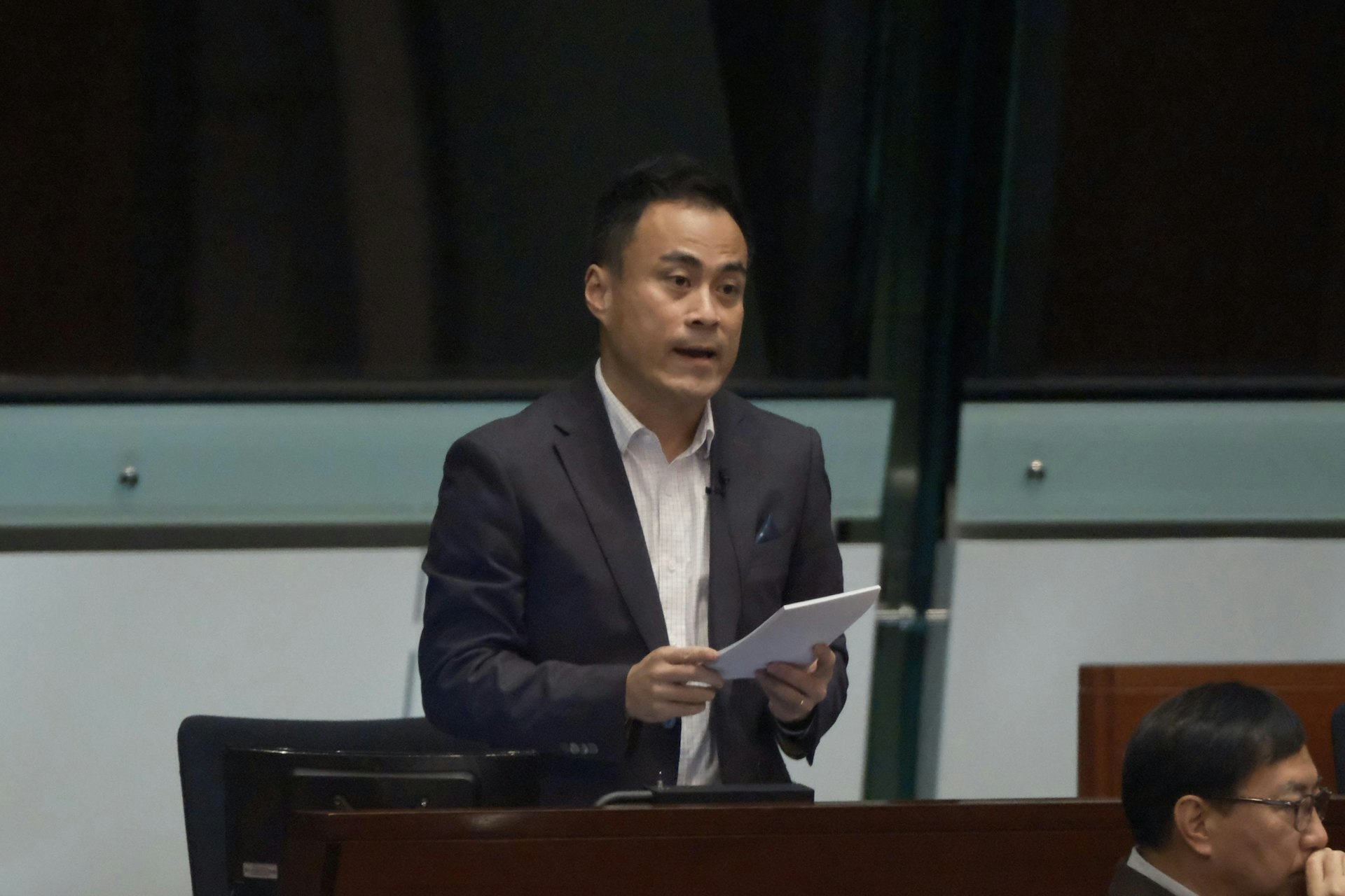 11月27日,工聯會立法會議員郭偉强出席立法會會議。(盧翊銘攝) 11月27日,工聯會立法會議員郭偉强出席立法會會議。(盧翊銘攝)