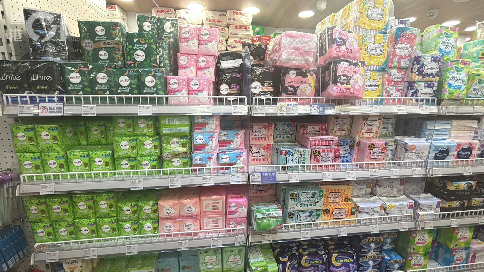 旺角有藥房職員表示,早前一度多了內地人購買衛生巾,「因為上面啲M巾唔達標嘛」,不過現時客量已回復正常。(吳美松攝) 旺角有藥房職員表示,早前一度多了內地人購買衛生巾,「因為上面啲M巾唔達標嘛」,不過現時客量已回復正常。(吳美松攝)