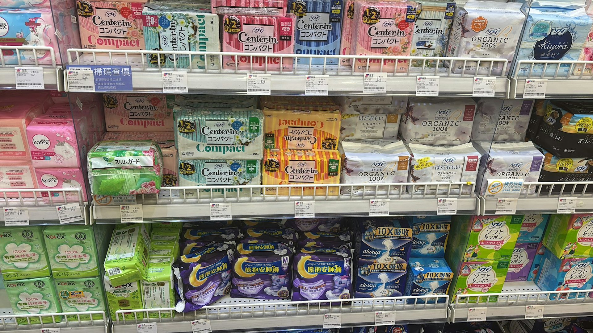 旺角有藥房職員表示,早前一度多了內地人購買衛生巾,「因為上面啲M巾唔達標嘛」,不過現時客量已回復正常。(吳美松攝) 旺角有藥房職員表示,早前一度多了內地人購買衛生巾,「因為上面啲M巾唔達標嘛」,不過現時客量已回復正常。(吳美松攝)