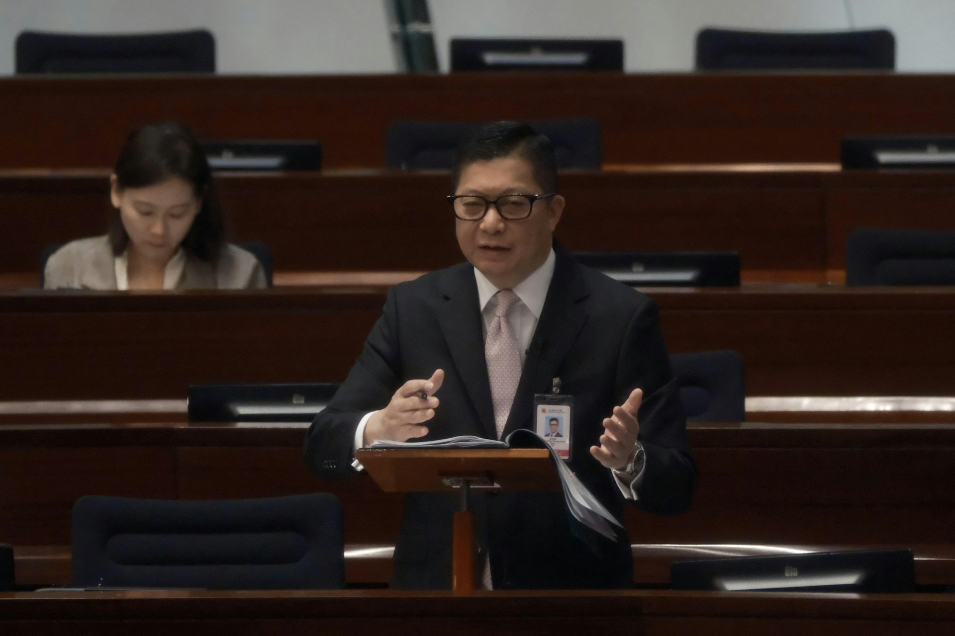 11月27日,保安局局長鄧炳強出席立法會會議。(盧翊銘攝) 11月27日,保安局局長鄧炳強出席立法會會議。(盧翊銘攝)