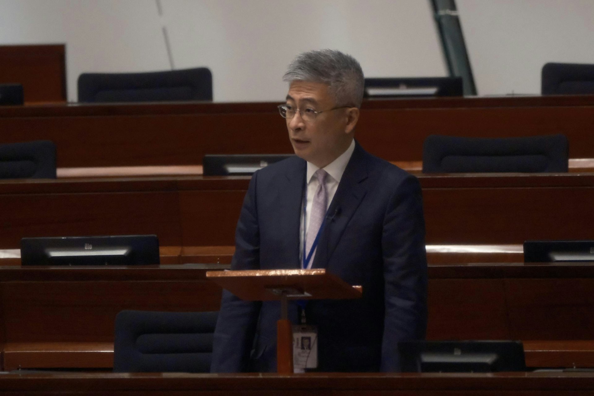 11月27日,文化體育及旅遊局副局長劉震出席立法會會議。(盧翊銘攝) 11月27日,文化體育及旅遊局副局長劉震出席立法會會議。(盧翊銘攝)