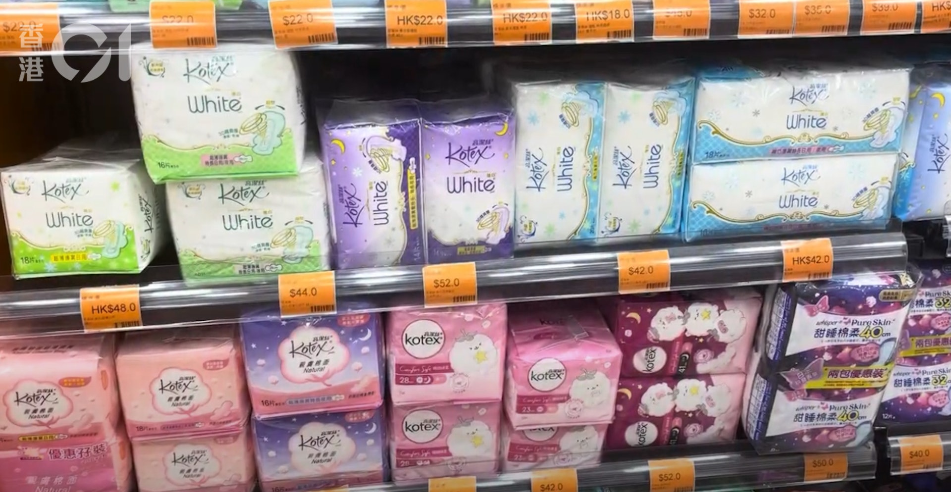 記者今日(27日)早上10時多到旺角不同藥房視察,未見有人搶購衛生巾,不少藥房貨架上仍堆滿了衛生巾。(吳美松攝) 記者今日(27日)早上10時多到旺角不同藥房視察,未見有人搶購衛生巾,不少藥房貨架上仍堆滿了衛生巾。(吳美松攝)