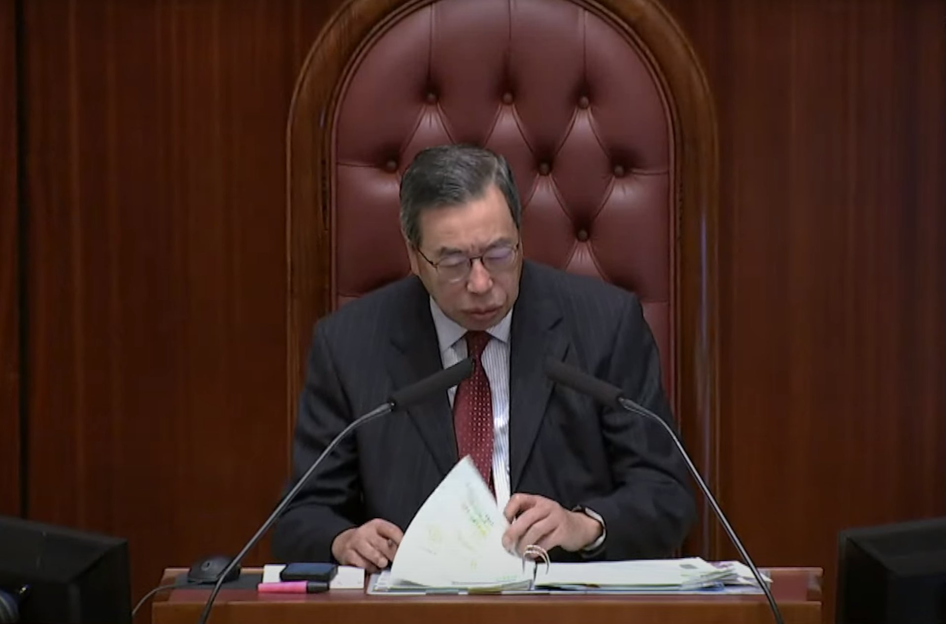 11月27日,立法會三讀通過近133億元的政府開支追加撥款。(直播截圖) 11月27日,立法會三讀通過近133億元的政府開支追加撥款。(直播截圖)