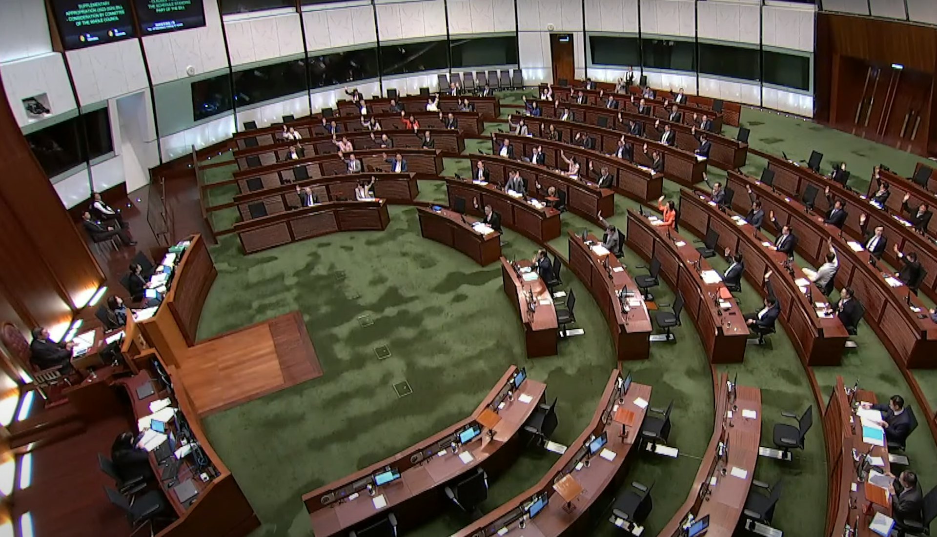 11月27日,立法會三讀通過近133億元的政府開支追加撥款。(直播截圖) 11月27日,立法會三讀通過近133億元的政府開支追加撥款。(直播截圖)