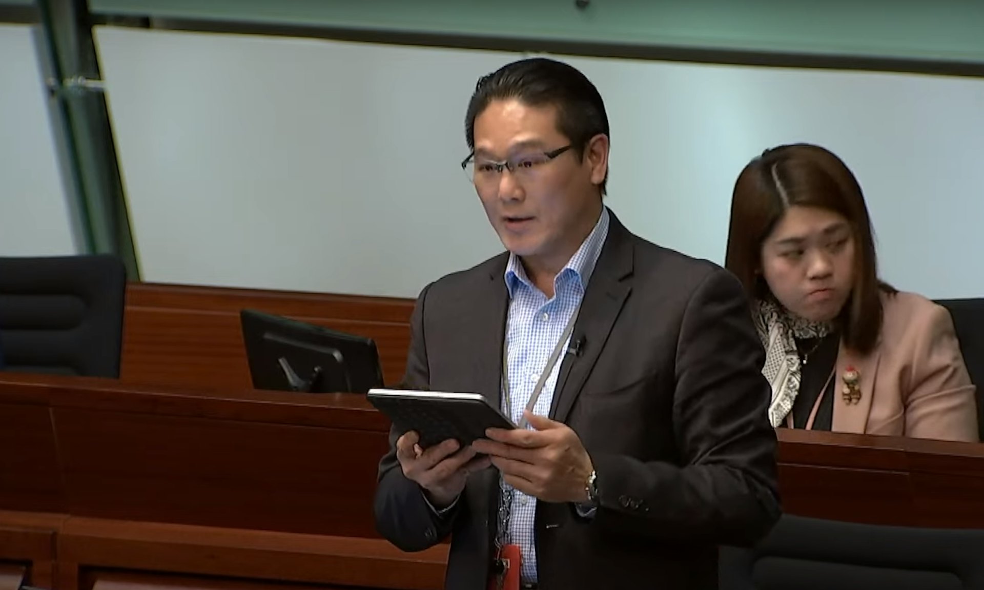 11月27日,立法會三讀通過近133億元的政府開支追加撥款。工聯會立法會議員梁子穎一人發言。(直播截圖) 11月27日,立法會三讀通過近133億元的政府開支追加撥款。工聯會立法會議員梁子穎一人發言。(直播截圖)