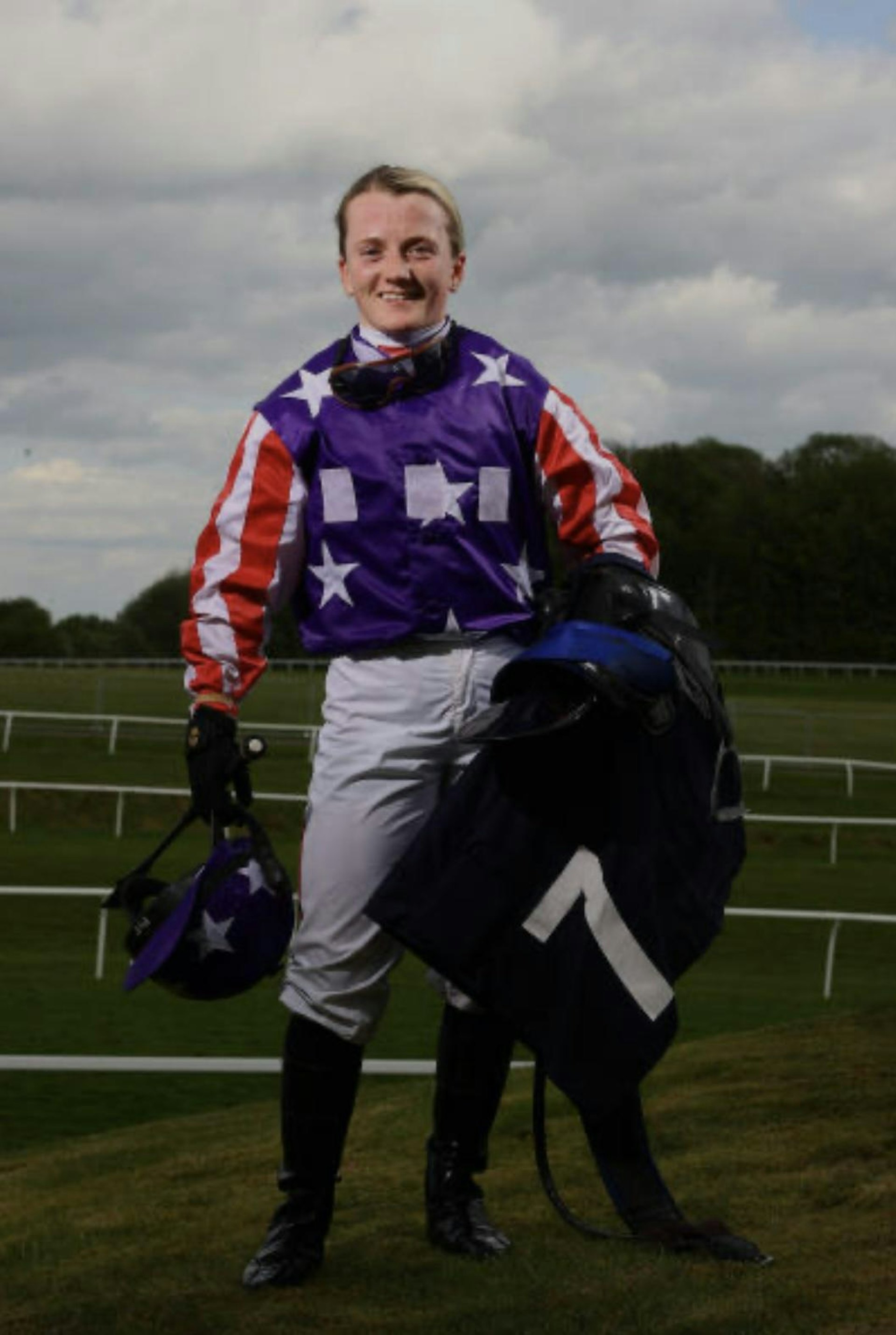 杜苑欣指自己很高興能第五次獲邀來港參加國際騎師錦標賽,「過去數屆賽事我也有參與其中,每次都希望之後一年能回到香港參賽,而香港賽馬會也一直給予我很多支持。我很榮幸能夠代表英國出賽,成為這項盛事的一分子,並與多位世界頂級騎師同場較量。」 杜苑欣指自己很高興能第五次獲邀來港參加國際騎師錦標賽,「過去數屆賽事我也有參與其中,每次都希望之後一年能回到香港參賽,而香港賽馬會也一直給予我很多支持。我很榮幸能夠代表英國出賽,成為這項盛事的一分子,並與多位世界頂級騎師同場較量。」