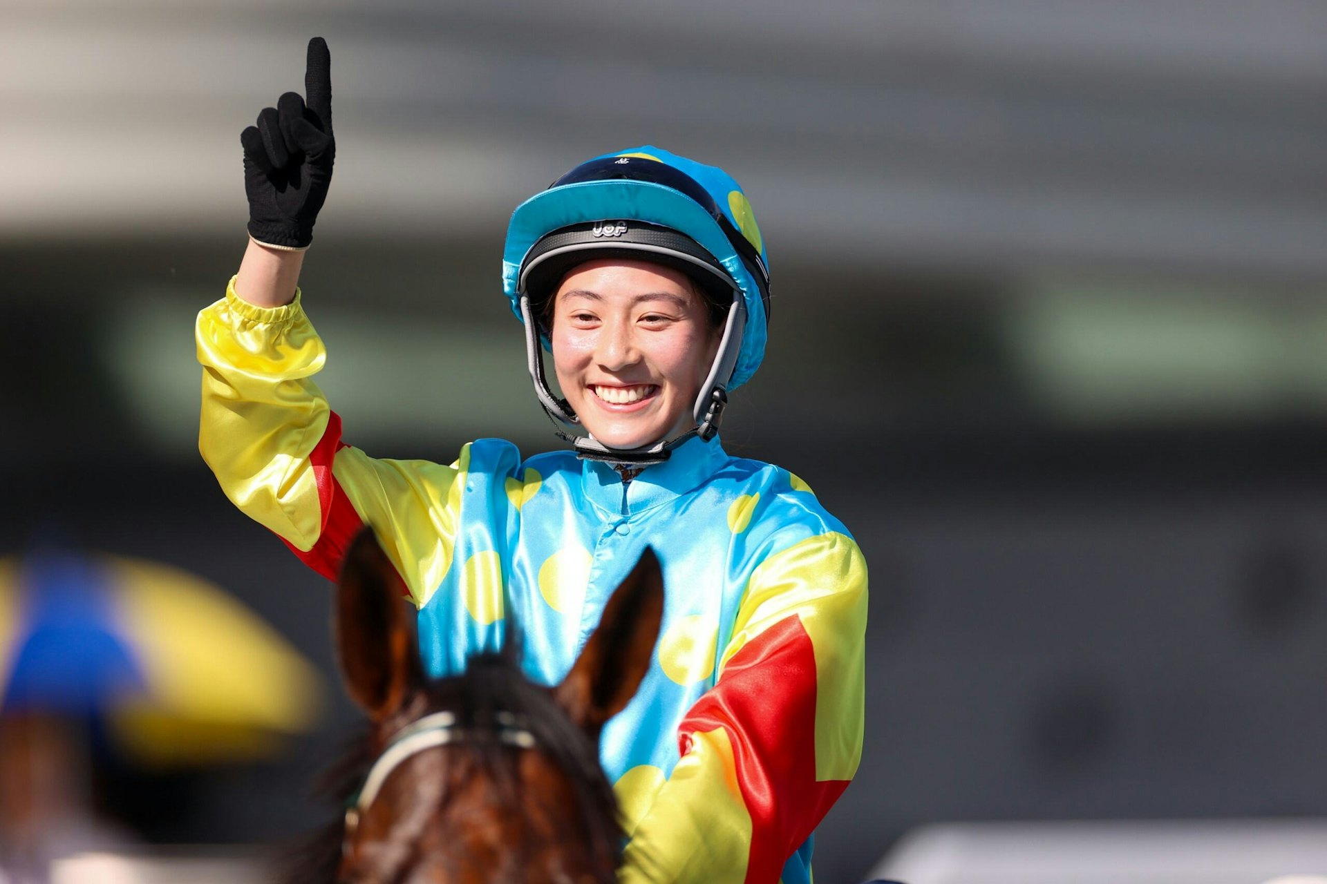 見習女騎師黃寶妮指自己在控制馬匹和陣上處變不驚方面,仍需要向兩位偶像學習,要再多下苦工。 見習女騎師黃寶妮指自己在控制馬匹和陣上處變不驚方面,仍需要向兩位偶像學習,要再多下苦工。