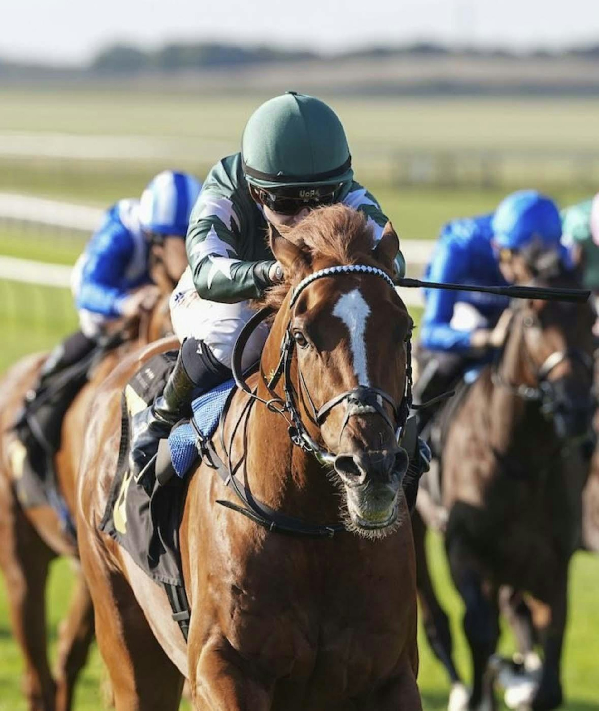 杜苑欣於2020年首次來港參賽,即策騎「人和家興」取得頭馬,成為首位勝出浪琴國際騎師錦標賽其中一關賽事的女騎師,並在該屆賽事奪得平頭季軍。翌年她再度亮相此項盛會,並憑「怪獸奇兵」勝出其中一關賽事,結果更上層樓勇奪平頭亞軍,今年更決心以奪標作為目標! 杜苑欣於2020年首次來港參賽,即策騎「人和家興」取得頭馬,成為首位勝出浪琴國際騎師錦標賽其中一關賽事的女騎師,並在該屆賽事奪得平頭季軍。翌年她再度亮相此項盛會,並憑「怪獸奇兵」勝出其中一關賽事,結果更上層樓勇奪平頭亞軍,今年更決心以奪標作為目標!