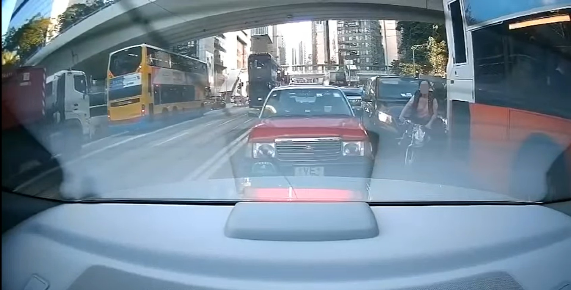 一名女單車手在車與車中間穿梭。(網上片段截圖) 一名女單車手在車與車中間穿梭。(網上片段截圖)