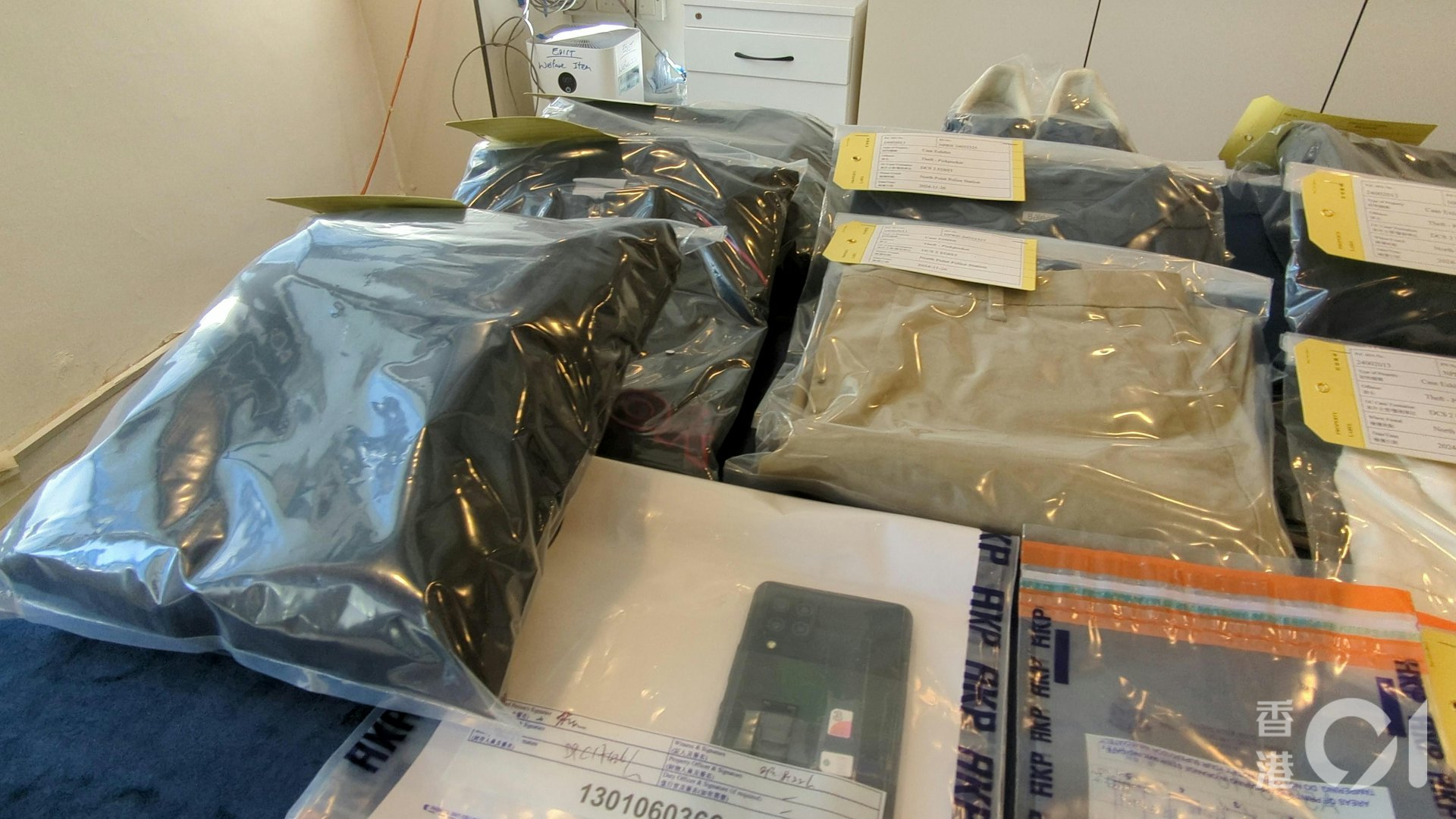 兩男一女涉嫌與北角區兩宗扒竊案有關,涉及款項7萬港元及20萬日圓。(黃偉民攝) 兩男一女涉嫌與北角區兩宗扒竊案有關,涉及款項7萬港元及20萬日圓。(黃偉民攝)