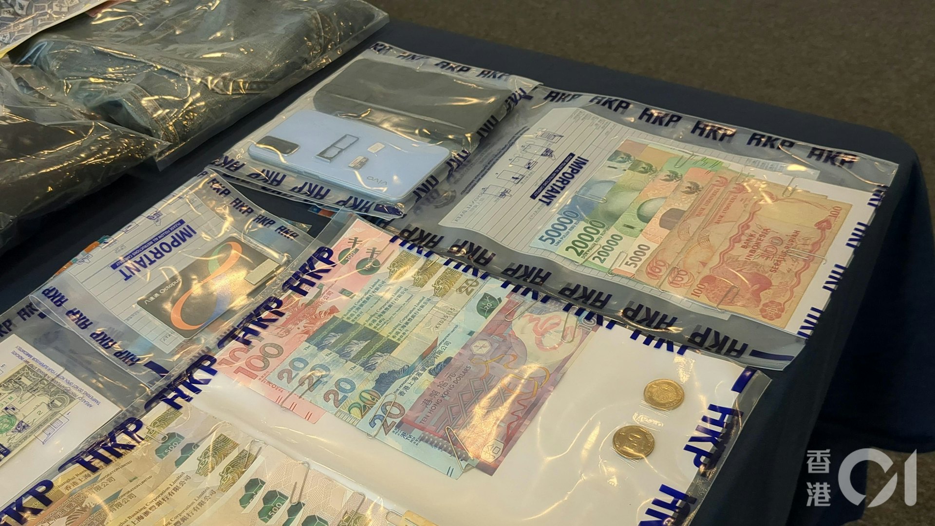 兩男一女涉嫌與北角區兩宗扒竊案有關,涉及款項7萬港元及20萬日圓。(黃偉民攝) 兩男一女涉嫌與北角區兩宗扒竊案有關,涉及款項7萬港元及20萬日圓。(黃偉民攝)