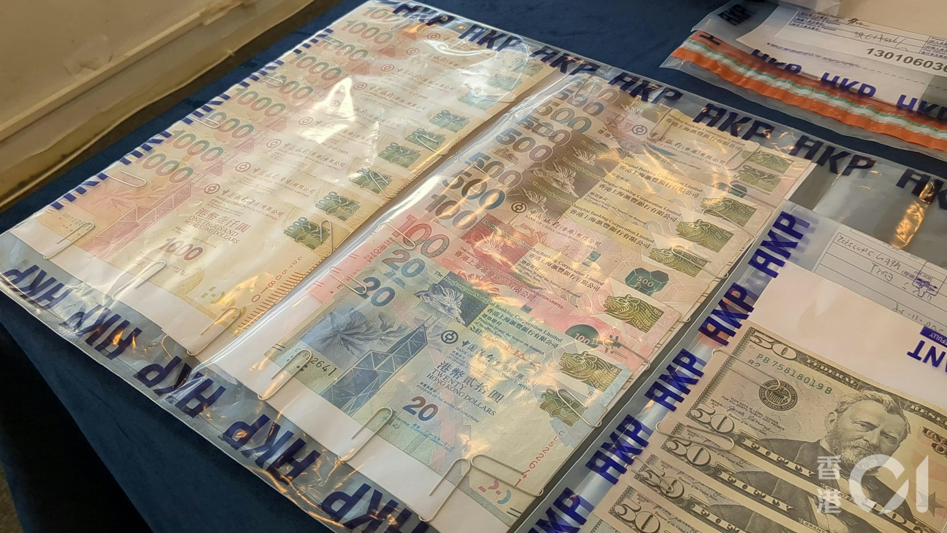 兩男一女涉嫌與北角區兩宗扒竊案有關,涉及款項7萬港元及20萬日圓。(黃偉民攝) 兩男一女涉嫌與北角區兩宗扒竊案有關,涉及款項7萬港元及20萬日圓。(黃偉民攝)