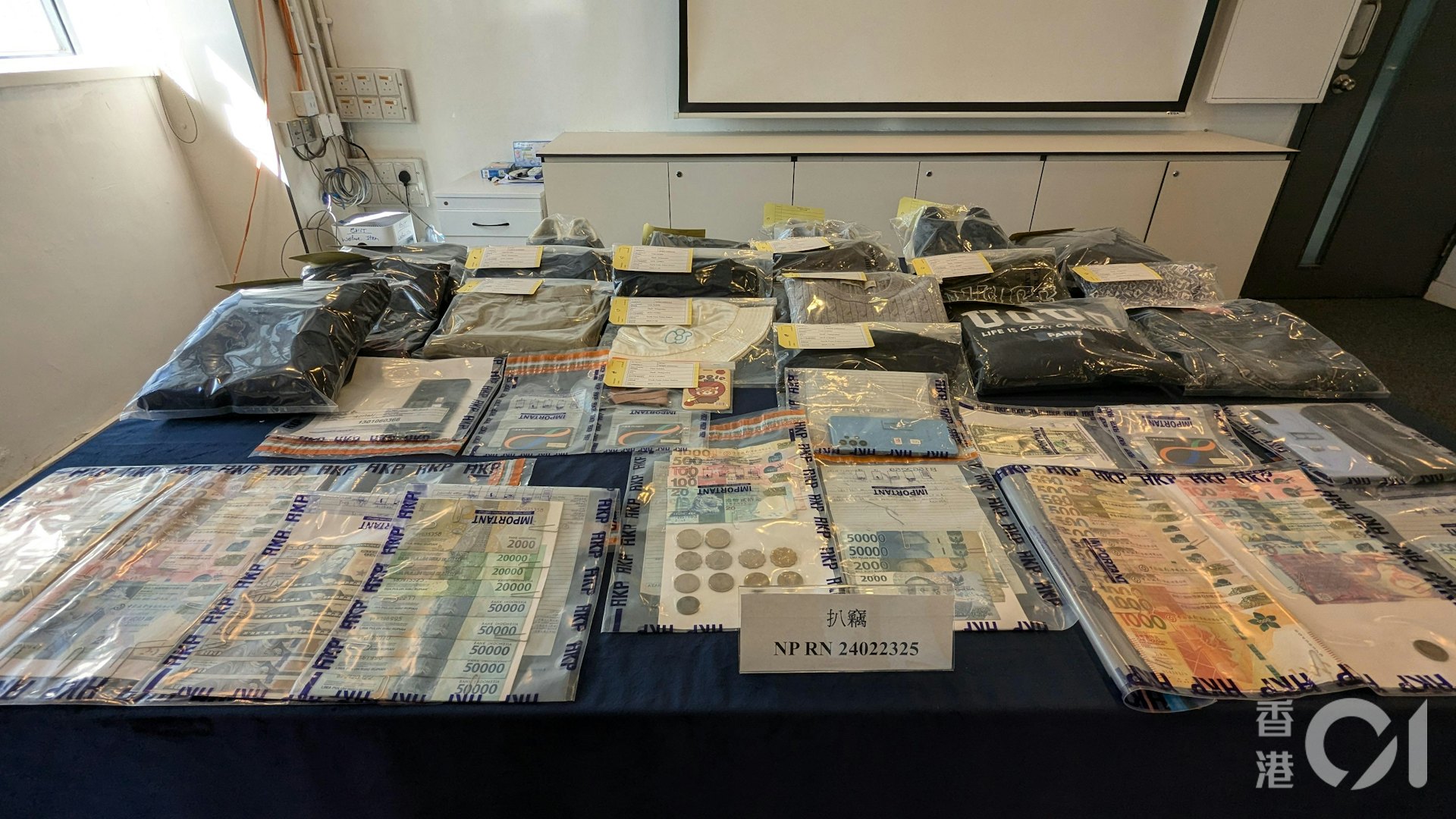 警方拘捕3名男女涉及竊案。(黃偉民攝) 警方拘捕3名男女涉及竊案。(黃偉民攝)