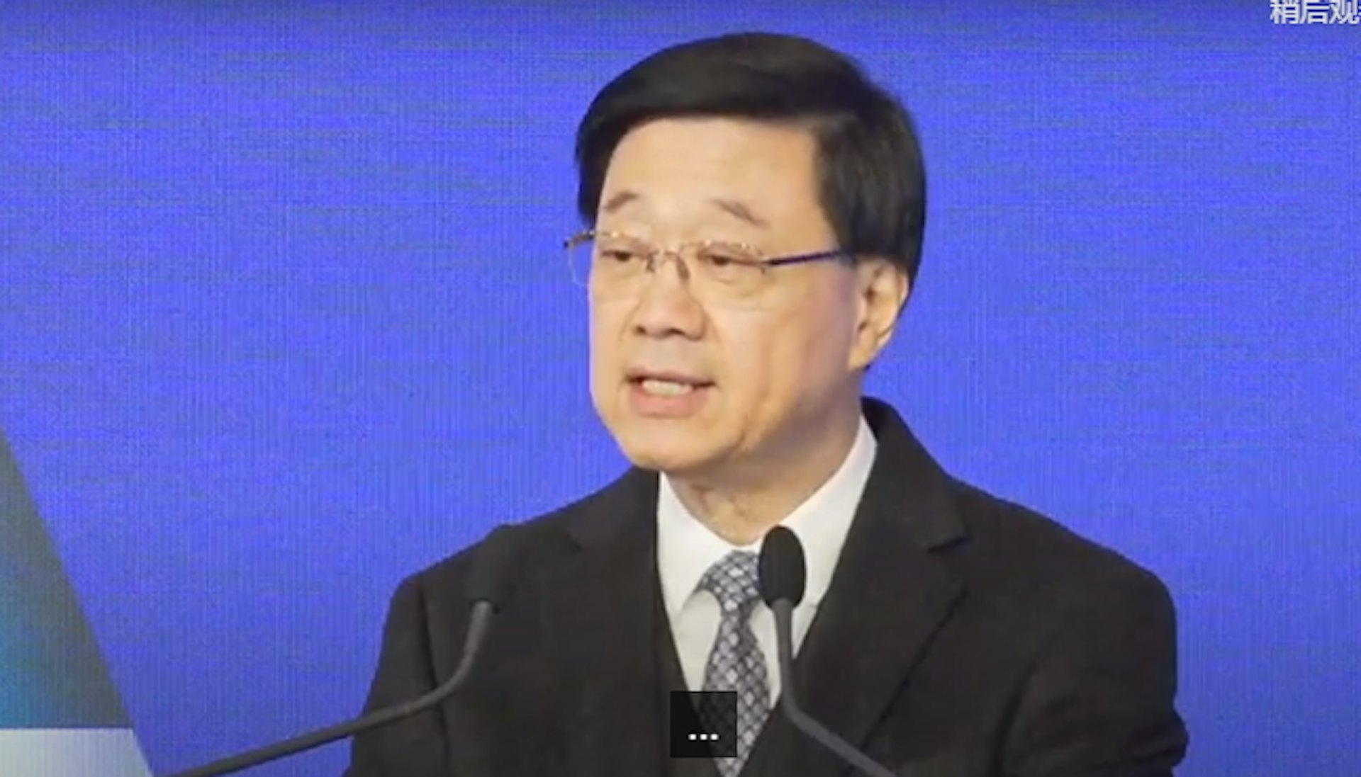 行政長官李家超出席活動時指,為香港擁有優秀的檢察官而自豪,香港重視網絡基礎設施安全,未來有信心透過和其他司法管轄區合作,聯手打擊科技罪案。(直播截圖) 行政長官李家超出席活動時指,為香港擁有優秀的檢察官而自豪,香港重視網絡基礎設施安全,未來有信心透過和其他司法管轄區合作,聯手打擊科技罪案。(直播截圖)