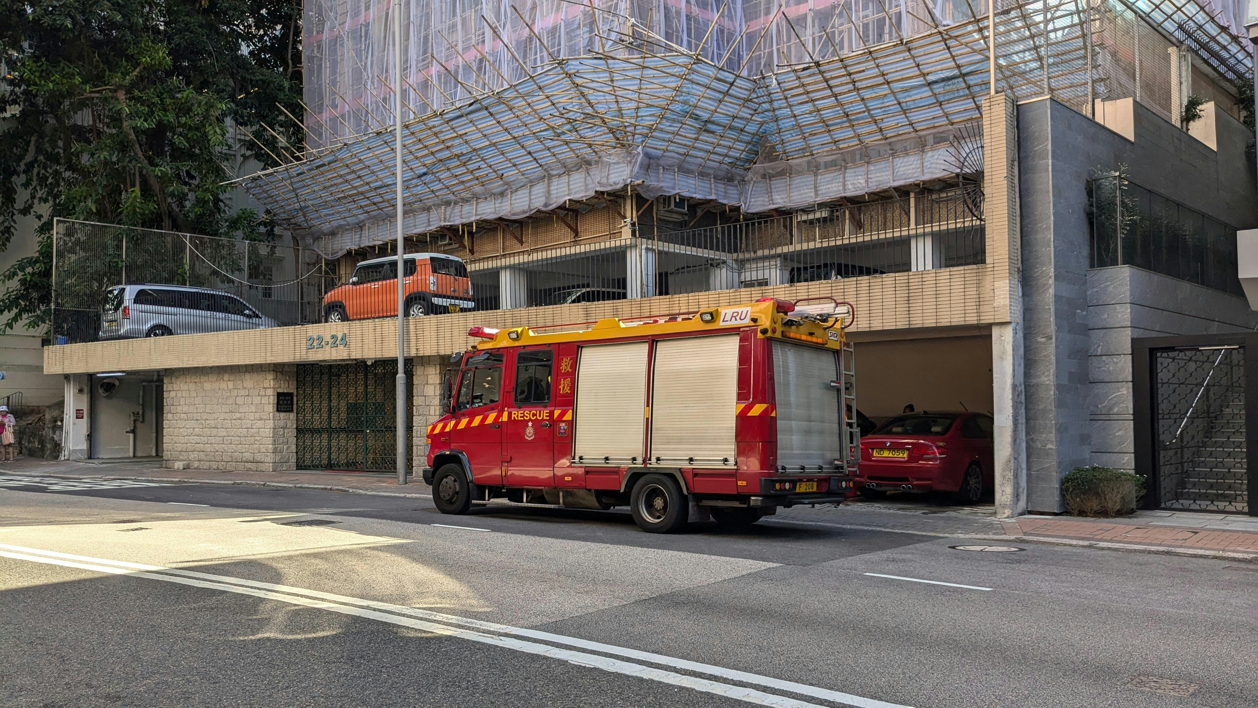 消防員到場協助。(黃偉民攝) 消防員到場協助。(黃偉民攝)