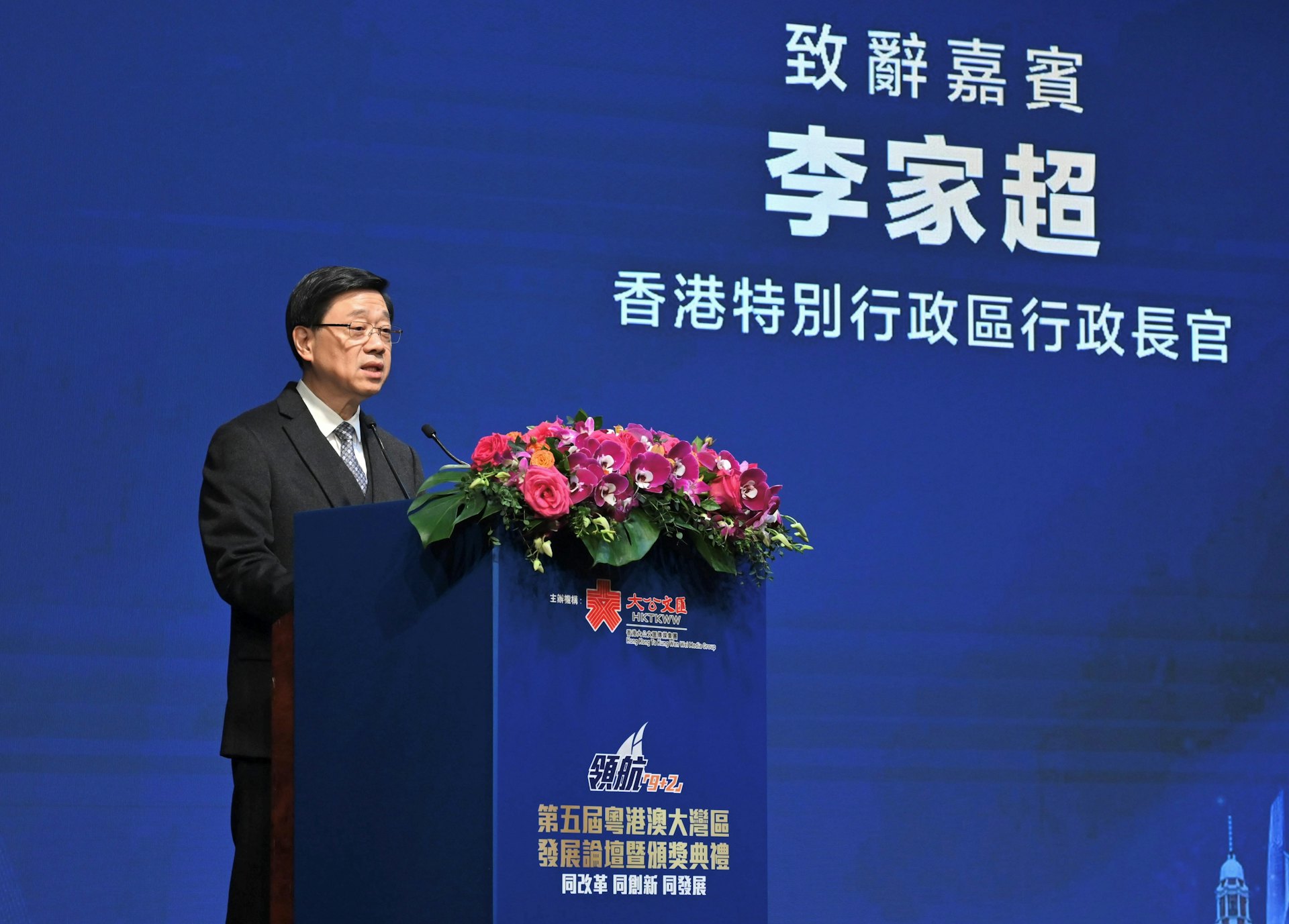 施政報告2024提到已向中央政府提出進一步優化內地居民來港旅遊簽注的請求,行政長官李家超今日(28日)出席領航「9+2」第五屆粵港澳大灣區發展論壇表示,感激中央有關部門積極研究,相信很快會有消息。(行政長官辦公室圖片) 施政報告2024提到已向中央政府提出進一步優化內地居民來港旅遊簽注的請求,行政長官李家超今日(28日)出席領航「9+2」第五屆粵港澳大灣區發展論壇表示,感激中央有關部門積極研究,相信很快會有消息。(行政長官辦公室圖片)