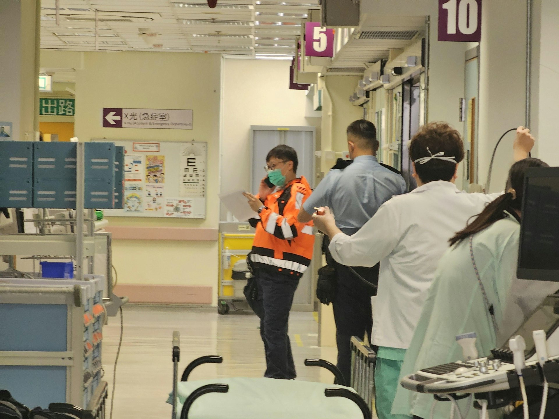 警員在醫院了解情況。 警員在醫院了解情況。