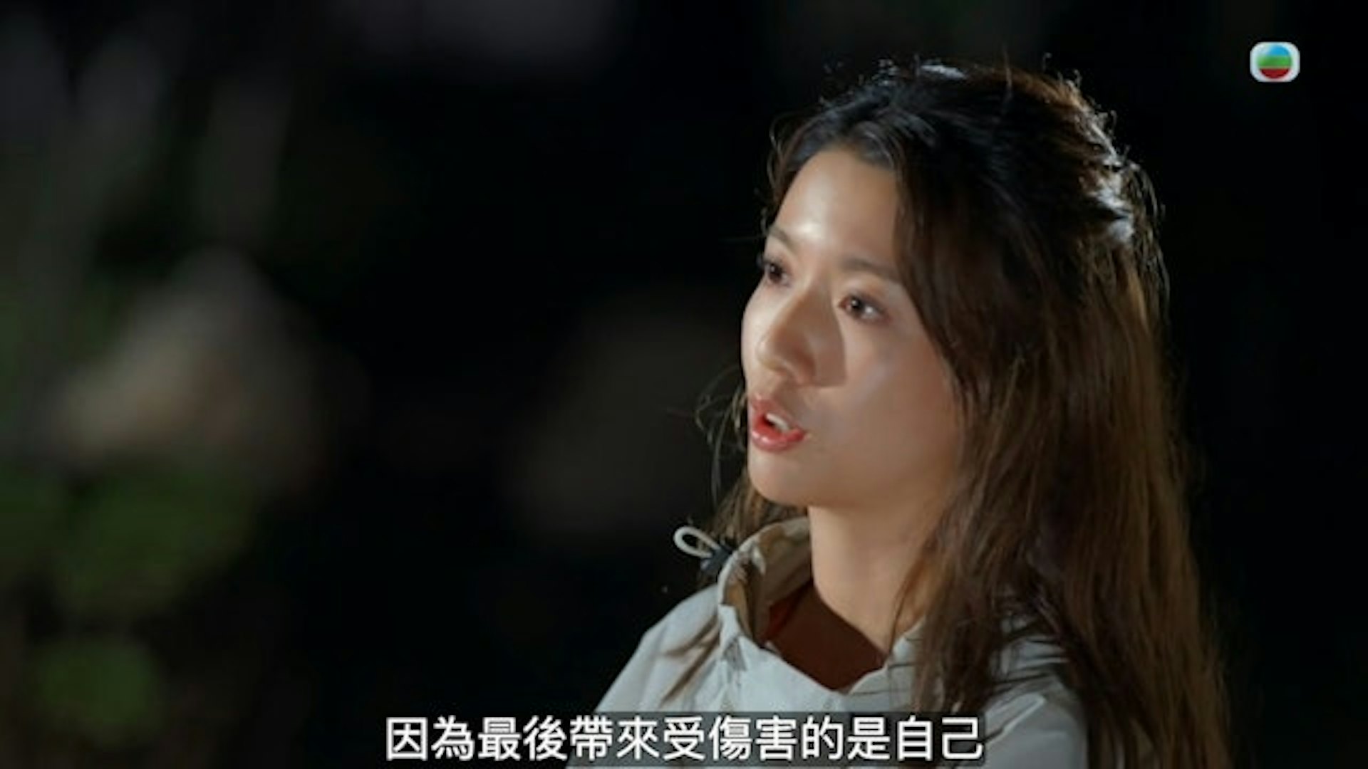 蔡思貝新節目重提食飯緋聞引熱議,網民自動代入王浩信。(《與天地對話》截圖) 蔡思貝新節目重提食飯緋聞引熱議,網民自動代入王浩信。(《與天地對話》截圖)