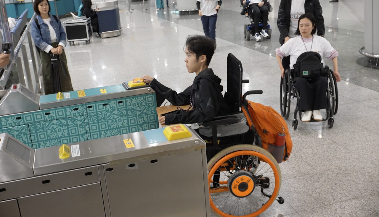 傷健人士乘搭機場快綫。(極地同行提供) 傷健人士乘搭機場快綫。(極地同行提供)