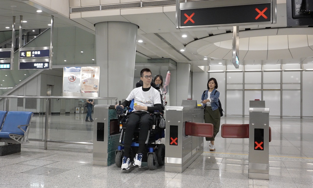 傷健人士乘搭機場快綫。(極地同行提供) 傷健人士乘搭機場快綫。(極地同行提供)
