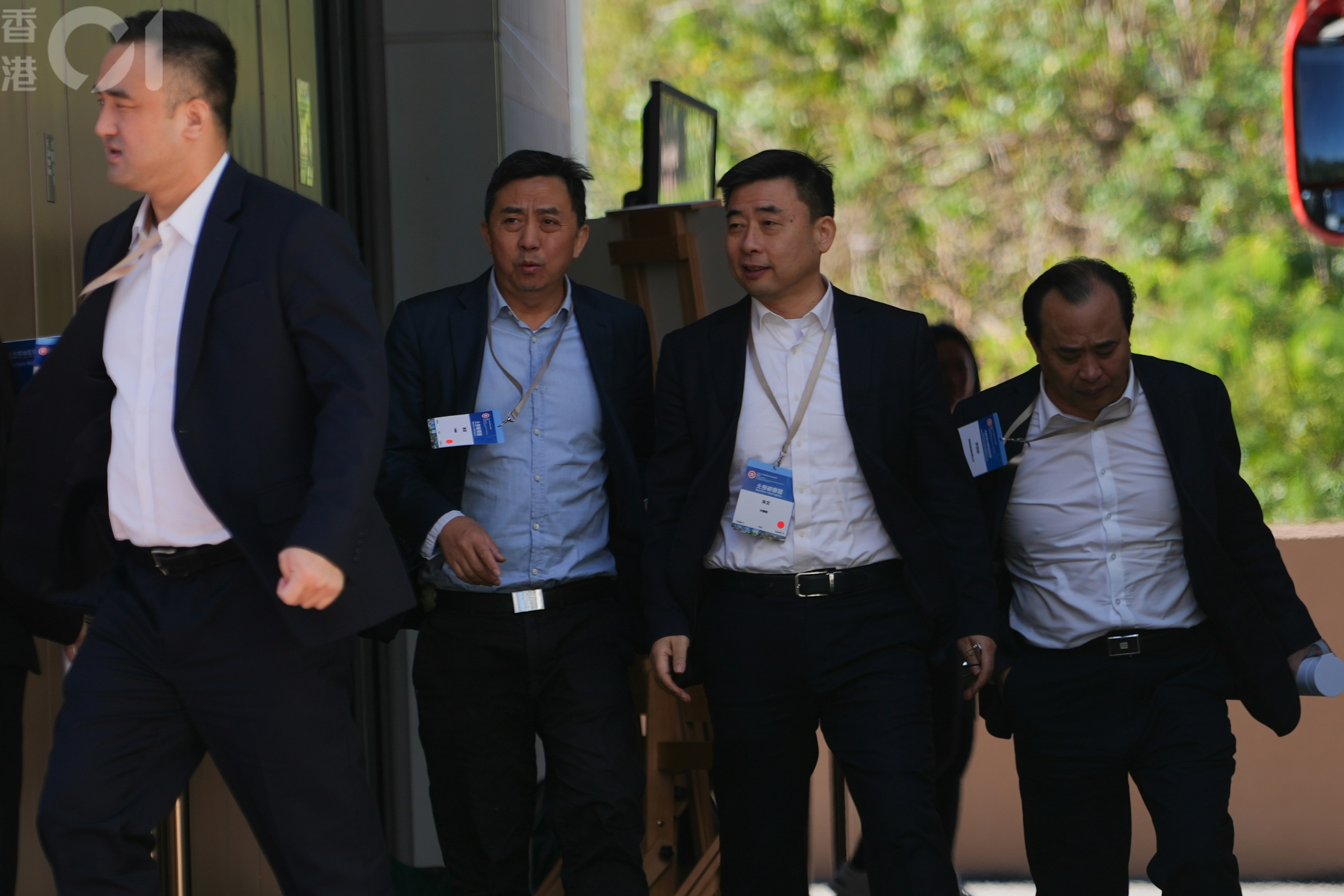 考察團由財政司司長陳茂波率領，財政司副司長黃偉綸、發展局局長甯漢豪及中聯辦主任鄭雁雄亦有出庸。發展商則包括信和集團副主席黃永光、遠東發展主席邱達昌、騰訊公共事務副總裁李子樹等，及其他央企和國企代表。（黃浩謙攝）