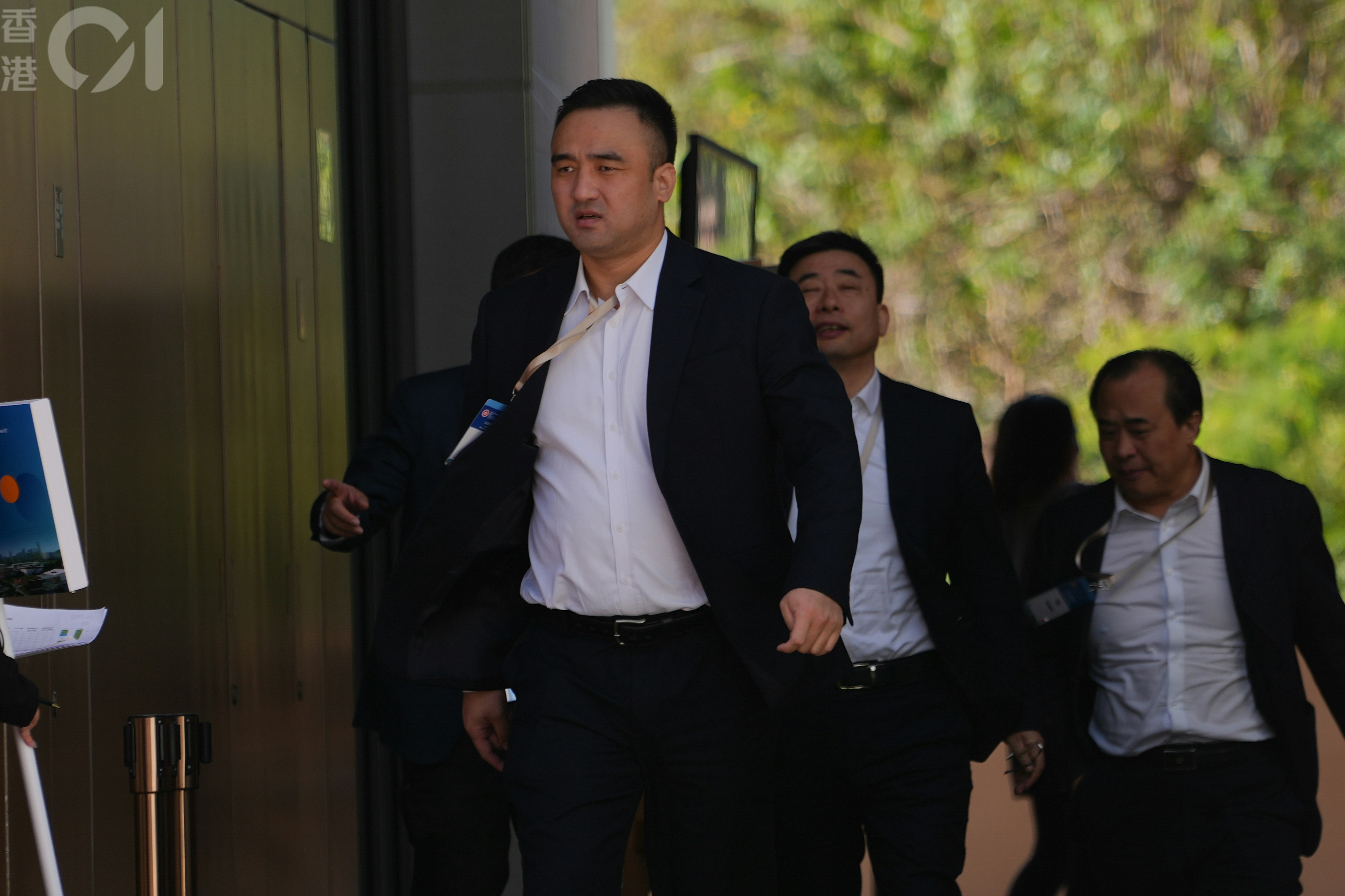 考察團由財政司司長陳茂波率領，財政司副司長黃偉綸、發展局局長甯漢豪及中聯辦主任鄭雁雄亦有出庸。發展商則包括信和集團副主席黃永光、遠東發展主席邱達昌、騰訊公共事務副總裁李子樹等，及其他央企和國企代表。（黃浩謙攝）