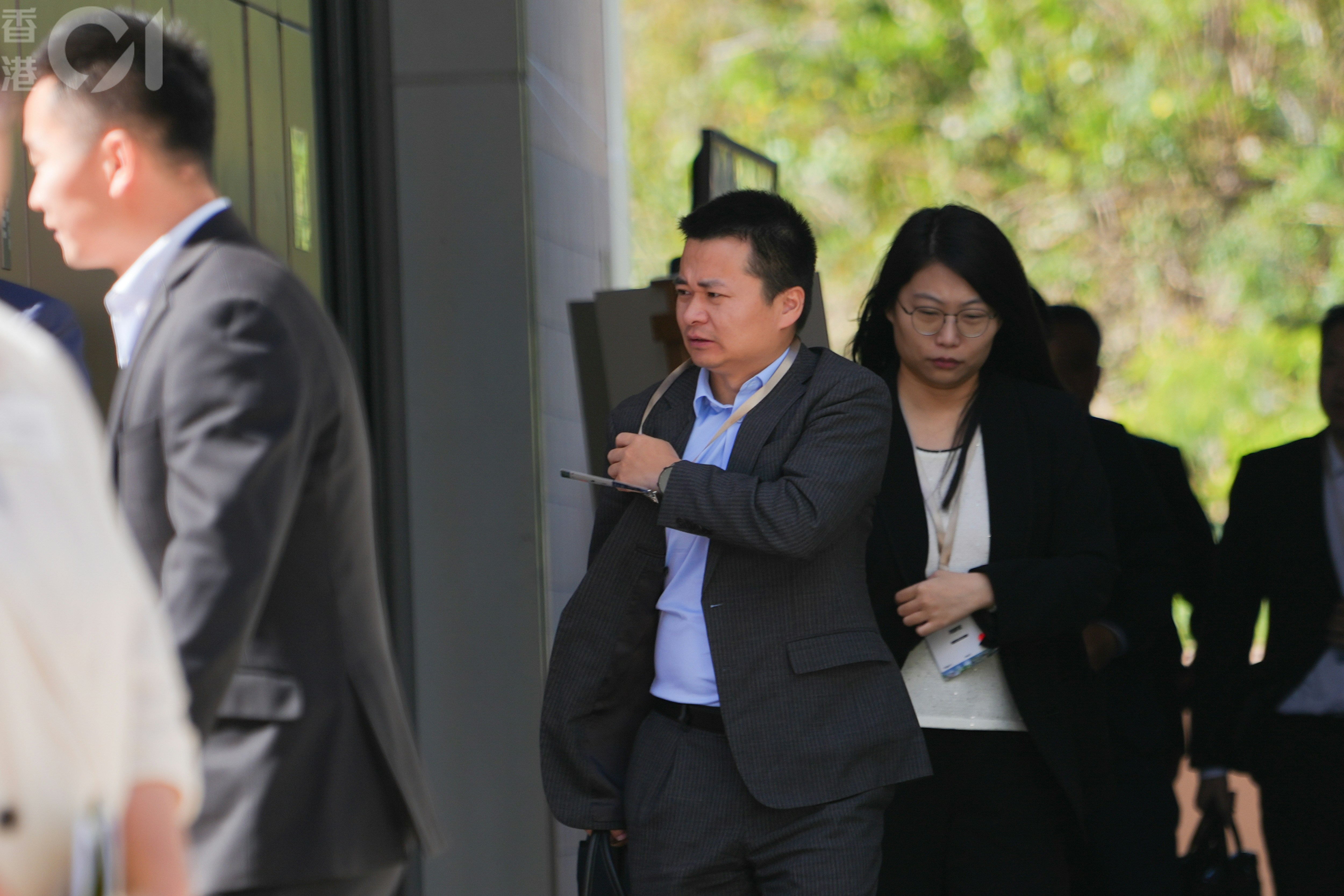 考察團由財政司司長陳茂波率領，財政司副司長黃偉綸、發展局局長甯漢豪及中聯辦主任鄭雁雄亦有出庸。發展商則包括信和集團副主席黃永光、遠東發展主席邱達昌、騰訊公共事務副總裁李子樹等，及其他央企和國企代表。（黃浩謙攝）