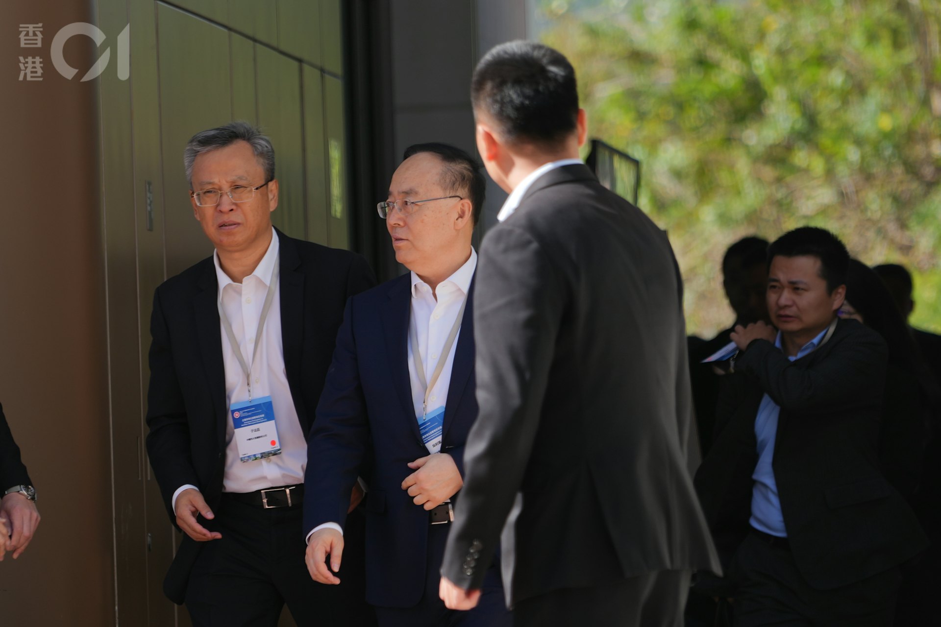 考察團由財政司司長陳茂波率領,財政司副司長黃偉綸、發展局局長甯漢豪及中聯辦主任鄭雁雄亦有出庸。發展商則包括信和集團副主席黃永光、遠東發展主席邱達昌、騰訊公共事務副總裁李子樹等,及其他央企和國企代表。(黃浩謙攝) 考察團由財政司司長陳茂波率領,財政司副司長黃偉綸、發展局局長甯漢豪及中聯辦主任鄭雁雄亦有出庸。發展商則包括信和集團副主席黃永光、遠東發展主席邱達昌、騰訊公共事務副總裁李子樹等,及其他央企和國企代表。(黃浩謙攝)