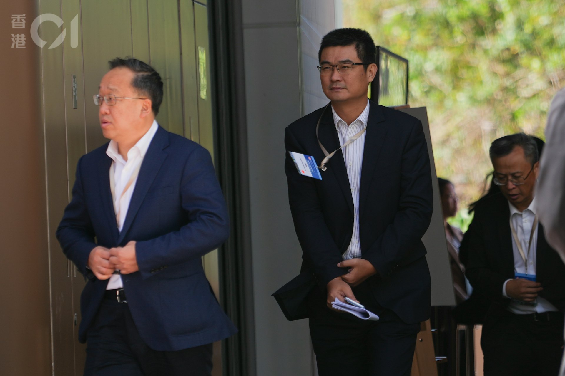 考察團由財政司司長陳茂波率領,財政司副司長黃偉綸、發展局局長甯漢豪及中聯辦主任鄭雁雄亦有出庸。發展商則包括信和集團副主席黃永光、遠東發展主席邱達昌、騰訊公共事務副總裁李子樹等,及其他央企和國企代表。(黃浩謙攝) 考察團由財政司司長陳茂波率領,財政司副司長黃偉綸、發展局局長甯漢豪及中聯辦主任鄭雁雄亦有出庸。發展商則包括信和集團副主席黃永光、遠東發展主席邱達昌、騰訊公共事務副總裁李子樹等,及其他央企和國企代表。(黃浩謙攝)