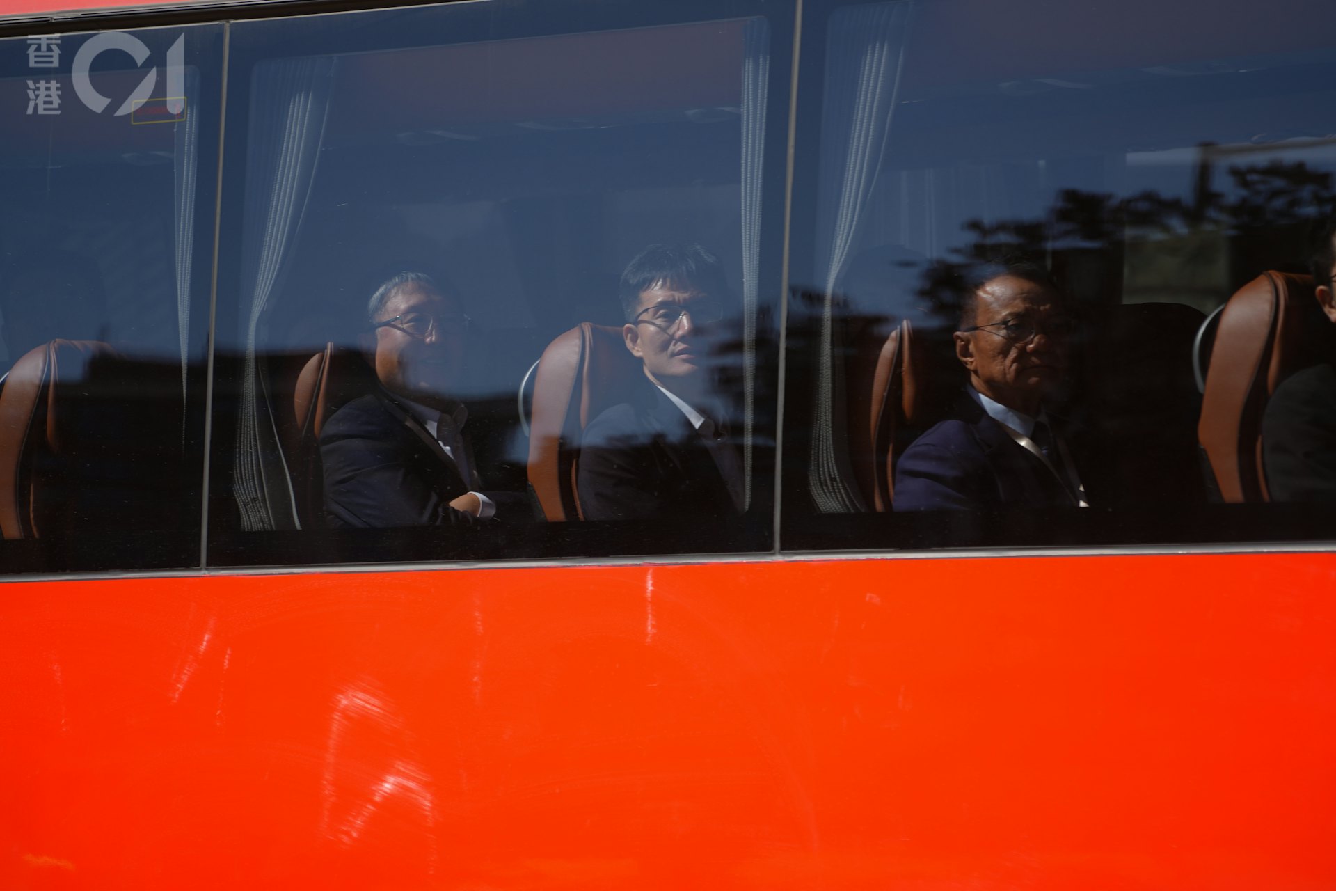 考察團於11時許到達洪水橋新發展區專用安置屋邨樂翹樓,聽取政府介紹發展區規劃及建設情況。(黃浩謙攝) 考察團於11時許到達洪水橋新發展區專用安置屋邨樂翹樓,聽取政府介紹發展區規劃及建設情況。(黃浩謙攝)