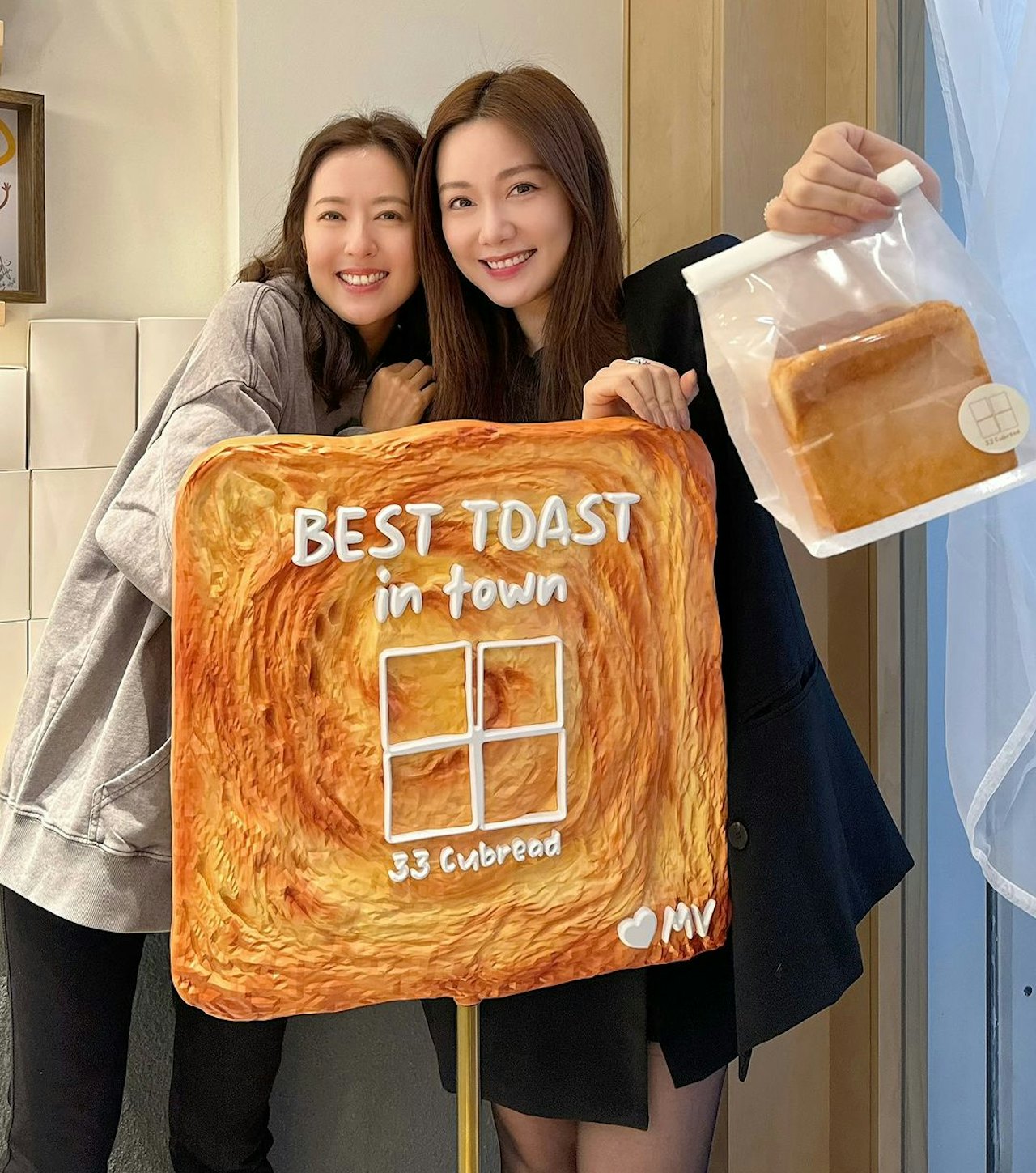 湯洛雯穿上鬆身衫,仍遮不住孕味。(IG圖片) 湯洛雯穿上鬆身衫,仍遮不住孕味。(IG圖片)