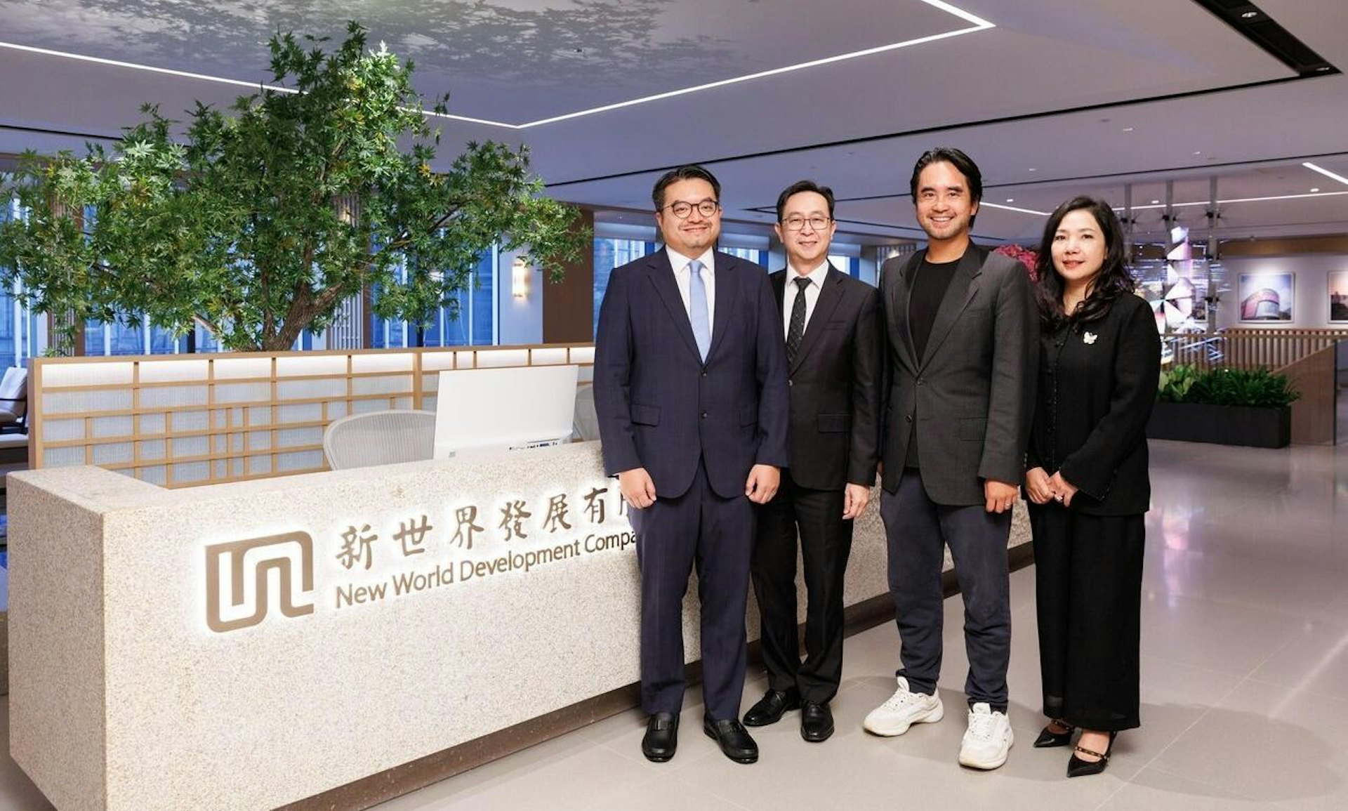 據悉,新世界行政總裁馬紹祥﹙左二﹚將卸任,由黃少媚﹙右一﹚接棒。﹙新世界相片﹚ 據悉,新世界行政總裁馬紹祥﹙左二﹚將卸任,由黃少媚﹙右一﹚接棒。﹙新世界相片﹚