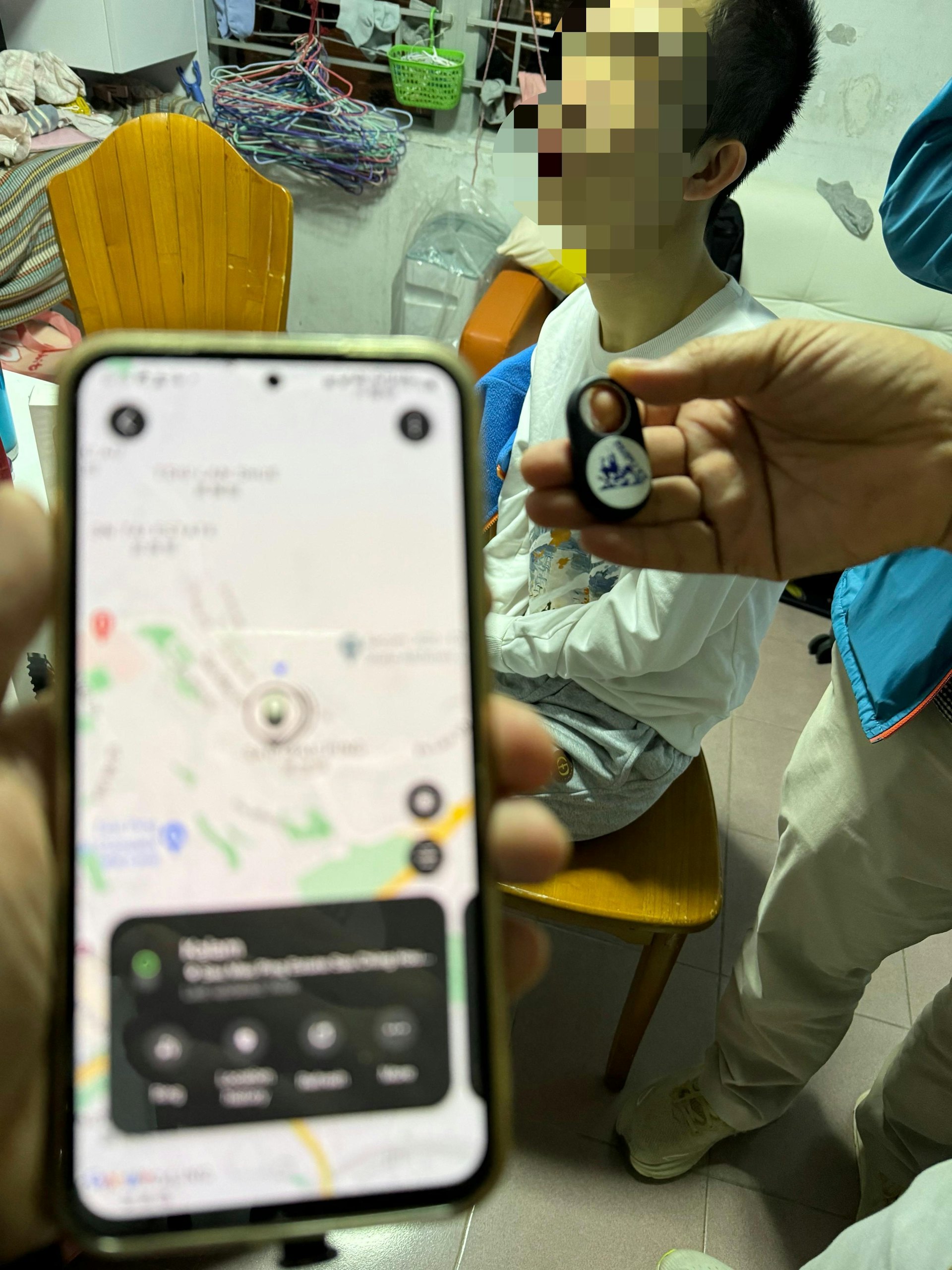 警方「智蹤計劃」派發藍牙定位裝置予SEN學童,本周二(26日)在25分鐘內,跨區尋回一名走失學童。(警方圖片) 警方「智蹤計劃」派發藍牙定位裝置予SEN學童,本周二(26日)在25分鐘內,跨區尋回一名走失學童。(警方圖片)