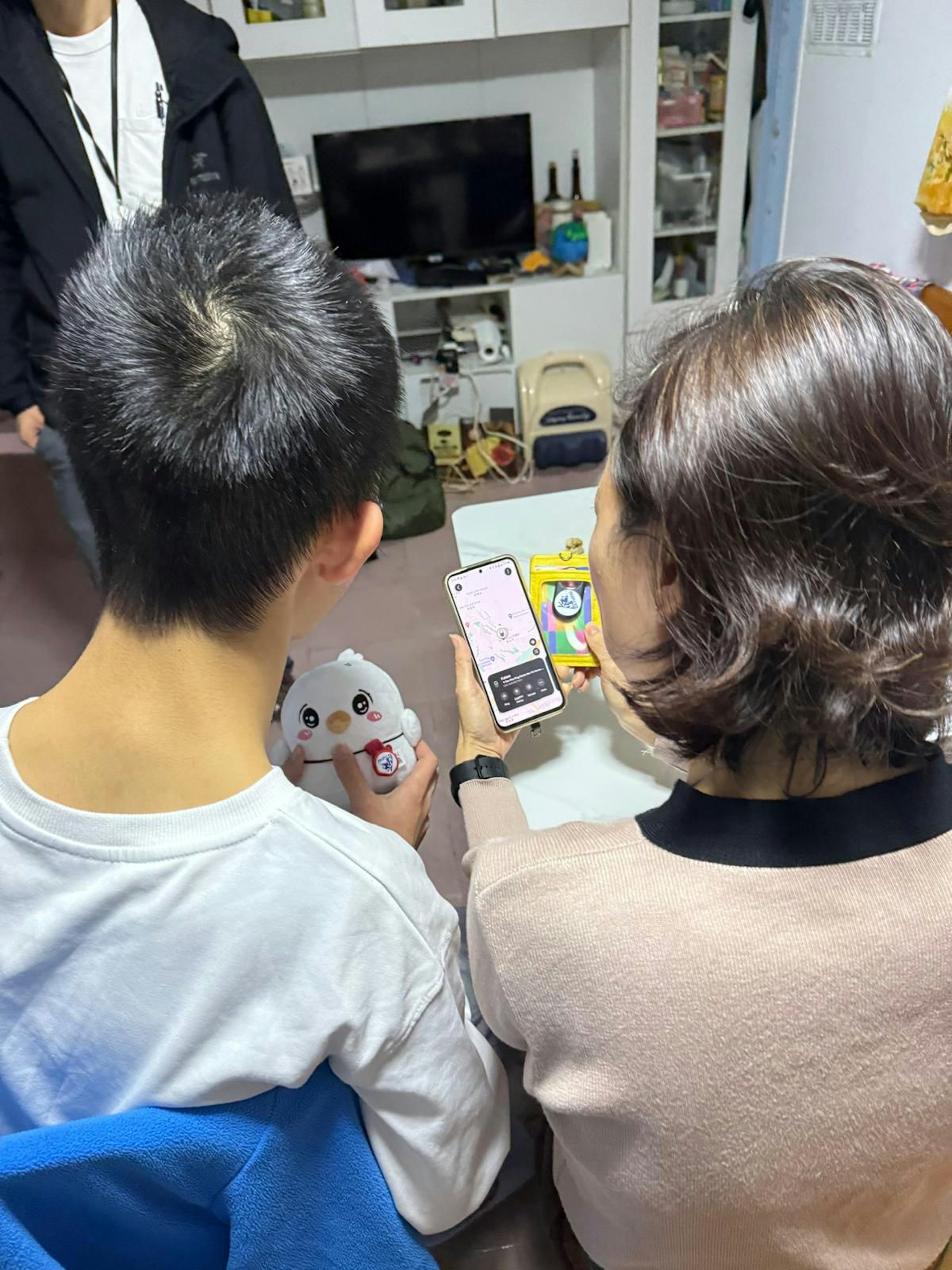 警方「智蹤計劃」派發藍牙定位裝置予SEN學童,本周二(26日)在25分鐘內,跨區尋回一名走失學童。(警方圖片) 警方「智蹤計劃」派發藍牙定位裝置予SEN學童,本周二(26日)在25分鐘內,跨區尋回一名走失學童。(警方圖片)