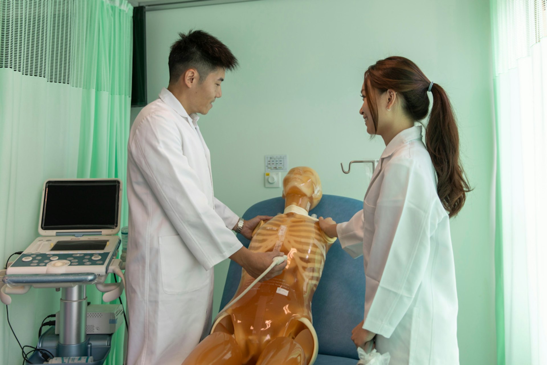 東華學院設有超聲波實習房,模擬真實診所情況。 東華學院設有超聲波實習房,模擬真實診所情況。