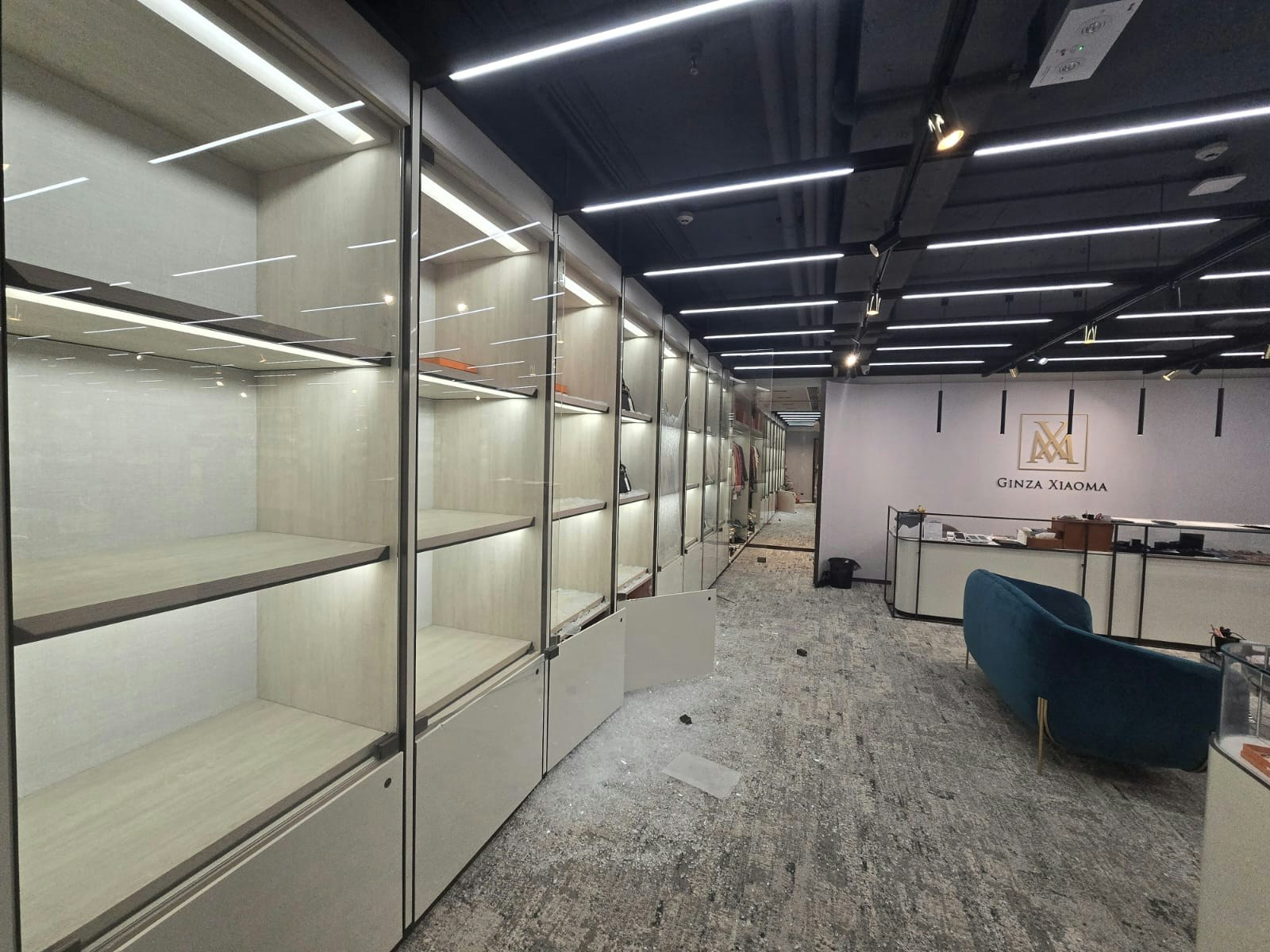 有飾櫃被打爛，內裡空空如也。（GINZA XIAOMA提供）